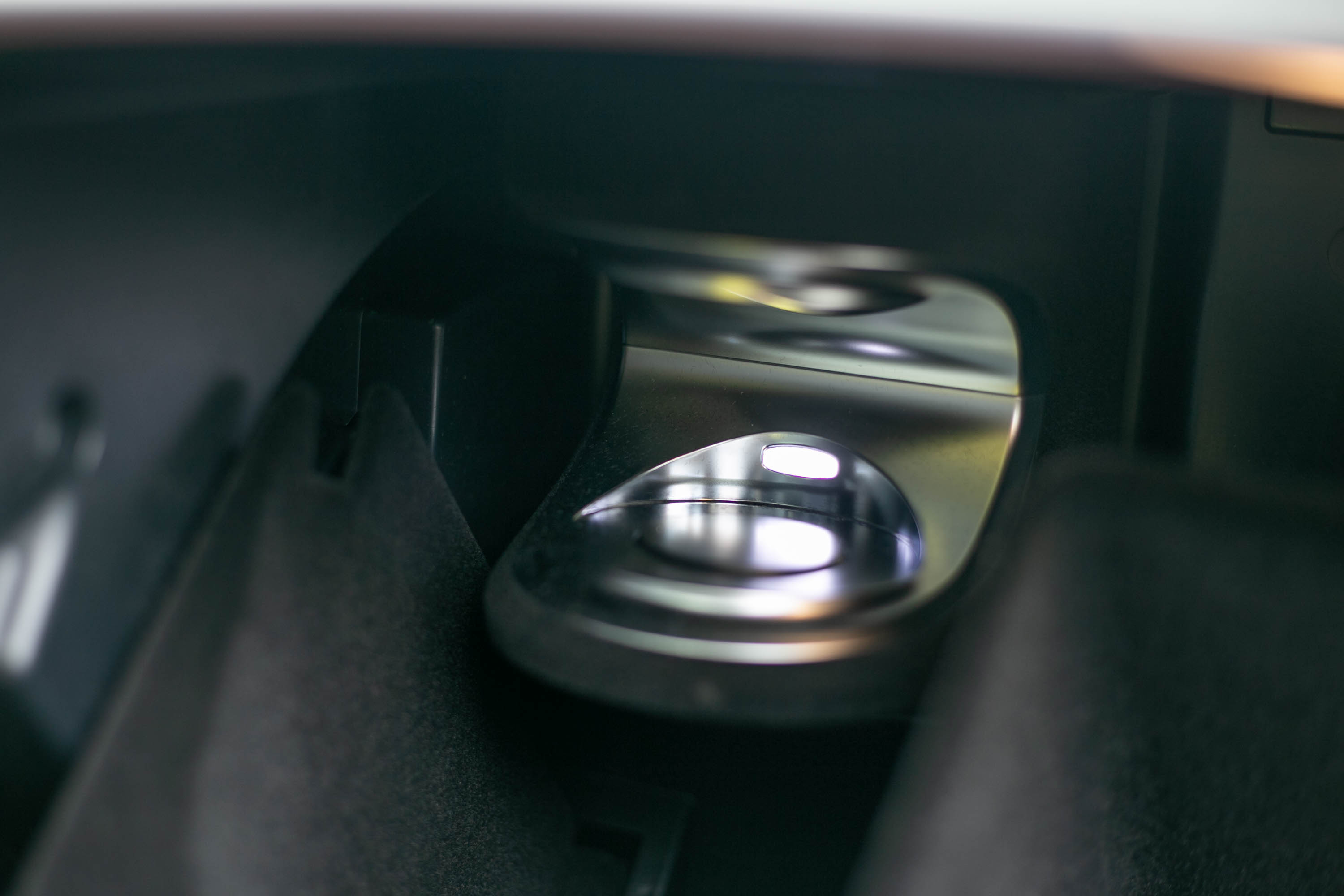 包含在進階舒活套件中的香氛套件,設置於副駕駛座前方的手套箱內。