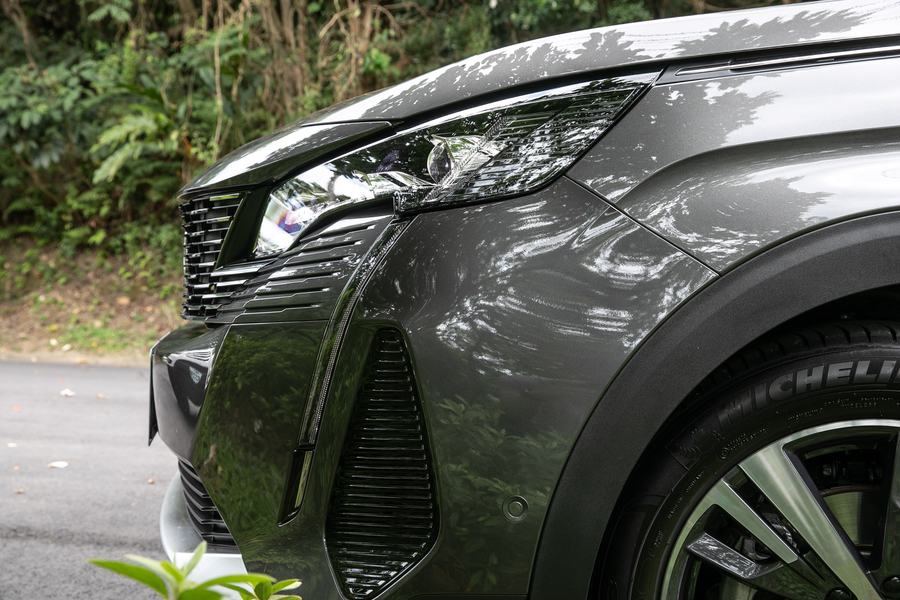 從側面看,直挺的水箱罩給予了霸氣的視覺感受。