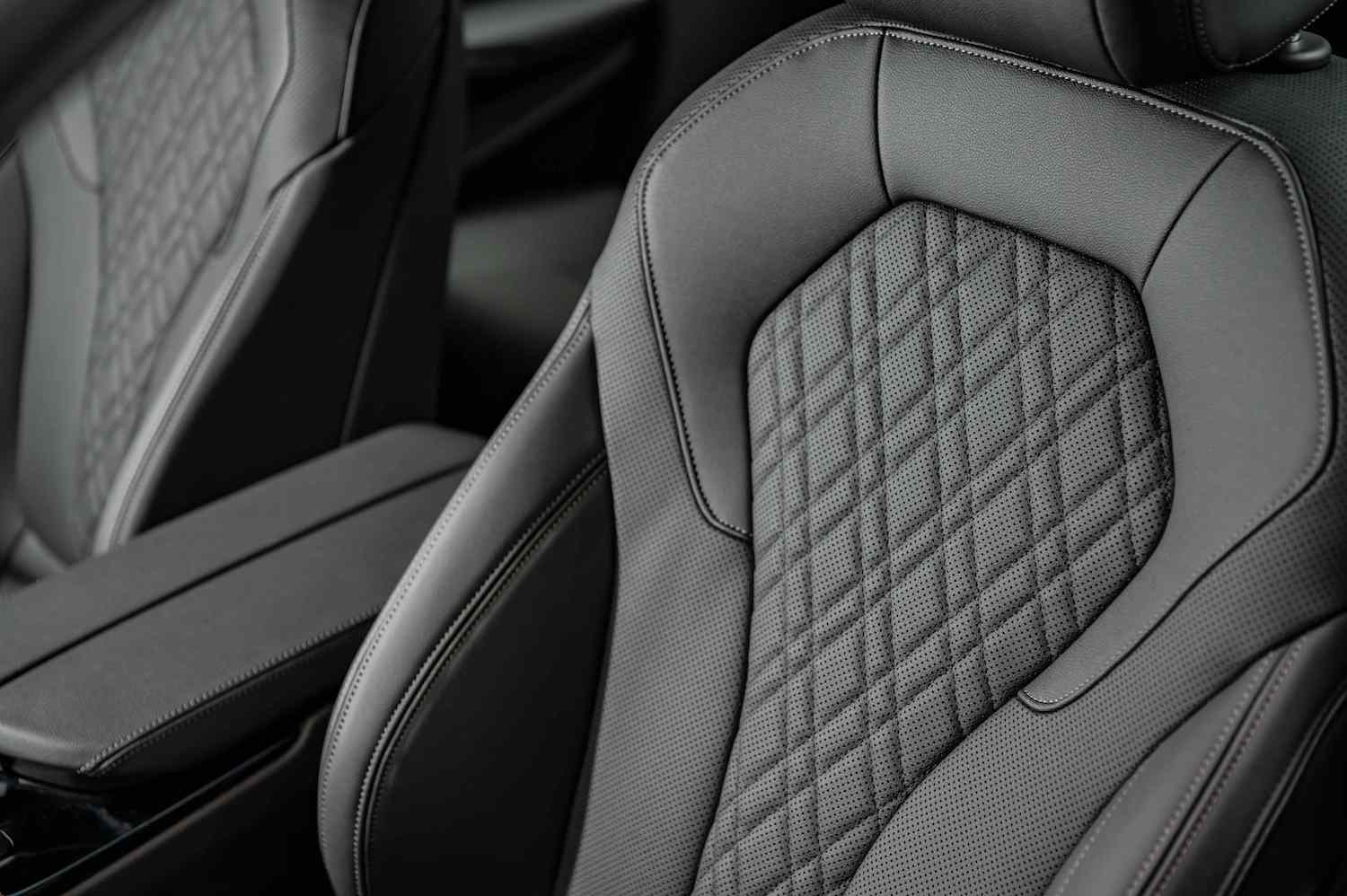 全新 BMW 520i M Sport 標準配備 Sensatec 2.0 皮質包覆並加入椅背透氣孔設計，觸感更為柔軟、舒適，雙前座更搭配細膩縫線織成菱格紋。