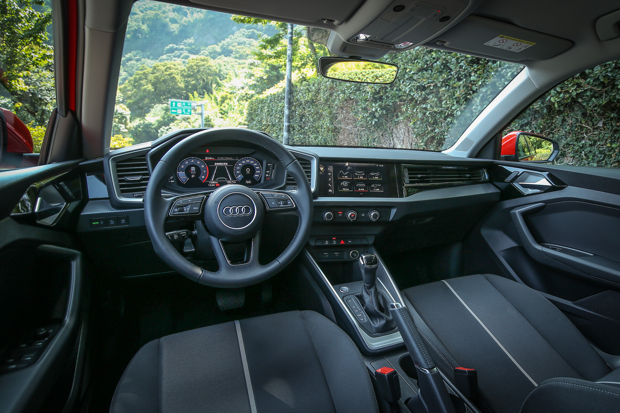 A1 全車系標配數位化座艙，整體的科技氛圍與質感較上世代進步許多。