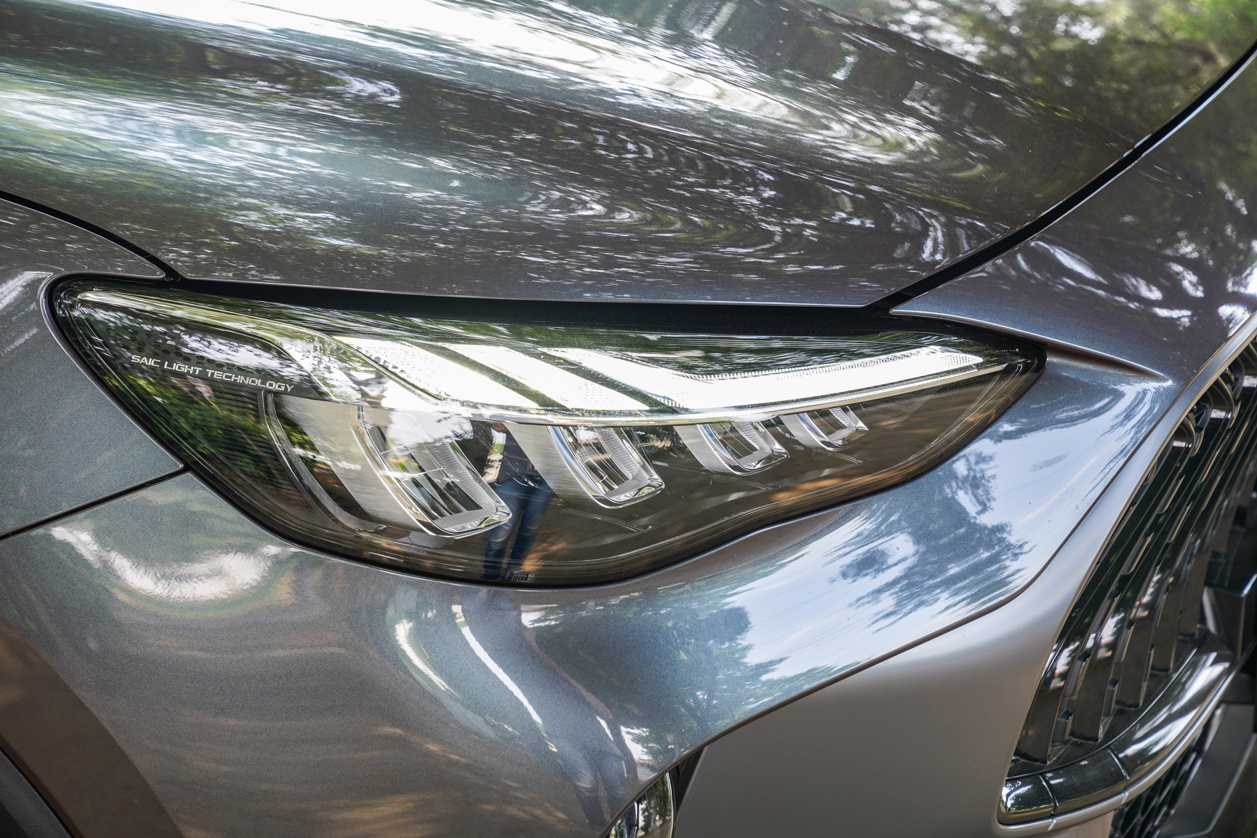 採用反射式 LED 頭燈。