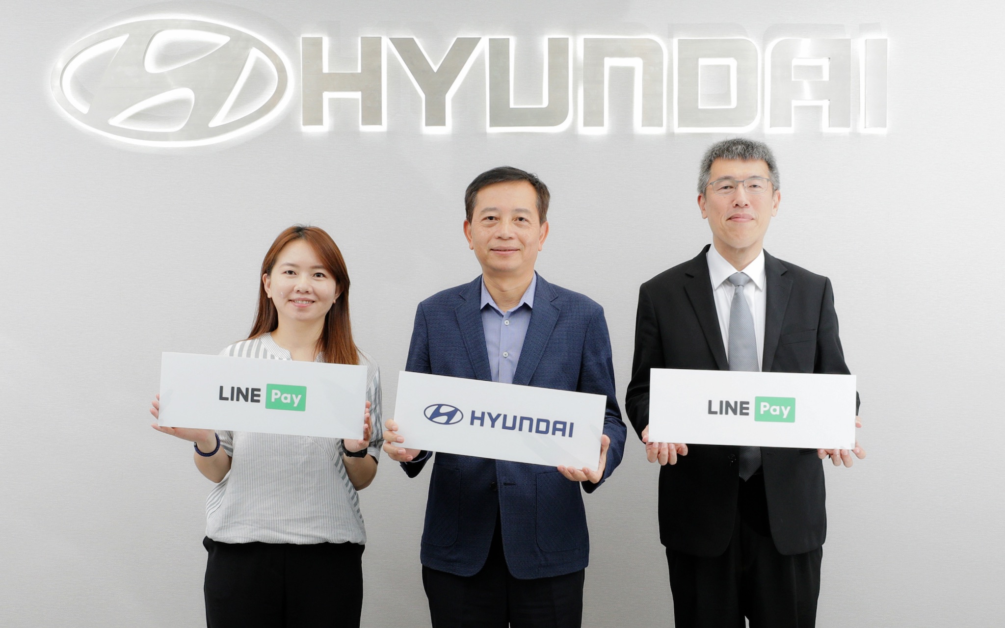 Hyundai 汽車導入 LINE Pay 行動支付新服務，由南陽實業徐伯達總經理(中)、一卡通程子箴總經理(右)與 LINE Pay 張希雯董事(左)三方代表合影。