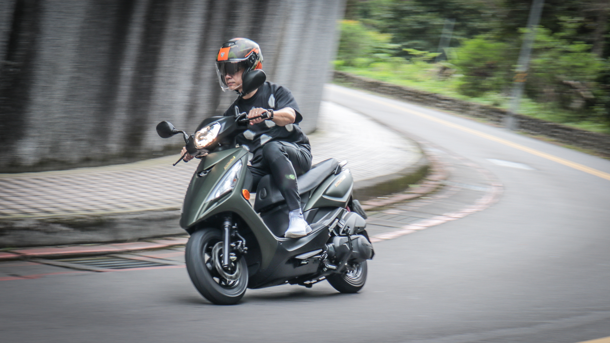 從市區道路到近郊山路,大地名流 125 給予了沈穩且足夠的動力支援。