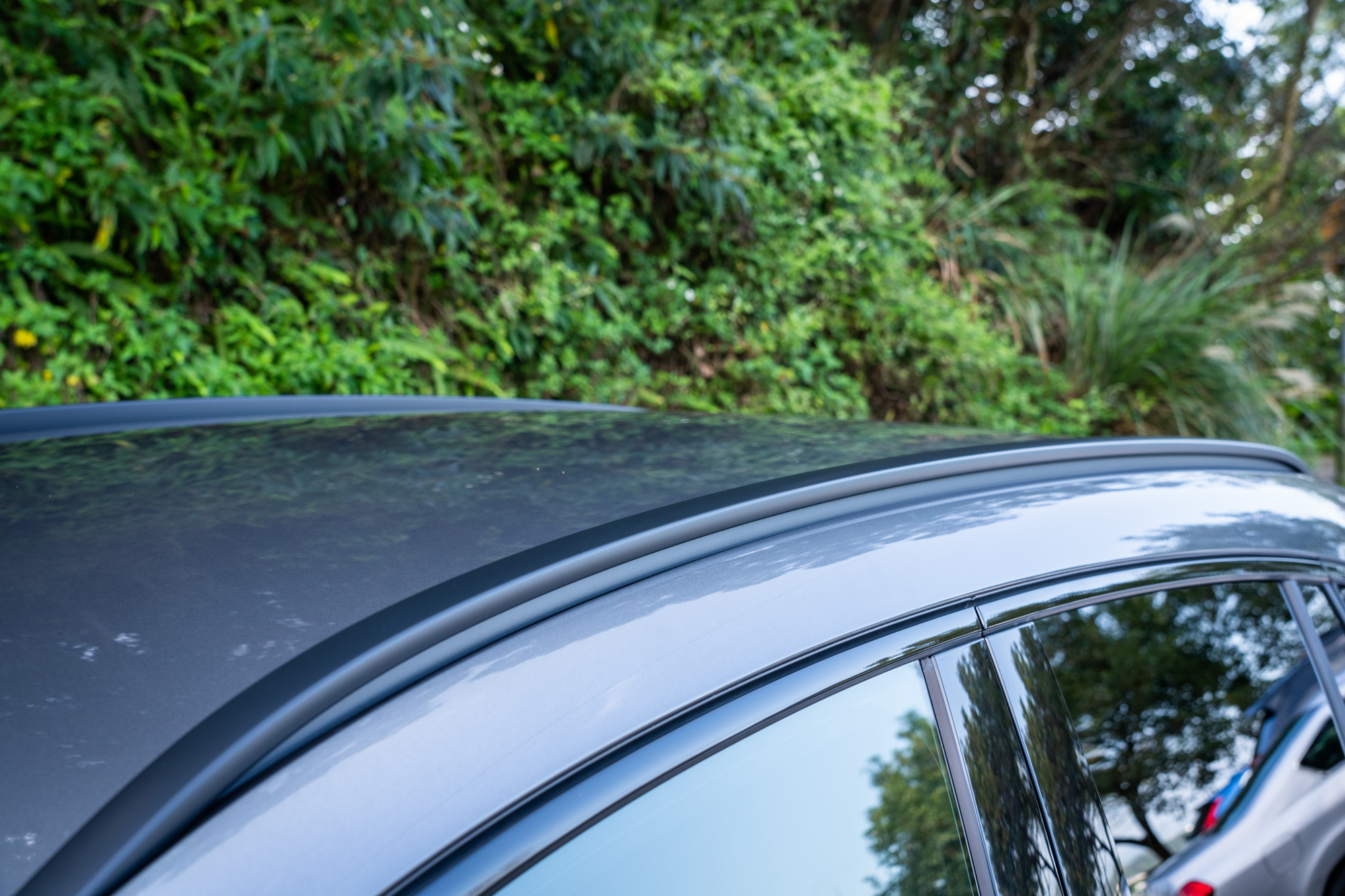 配置霧黑車頂架。