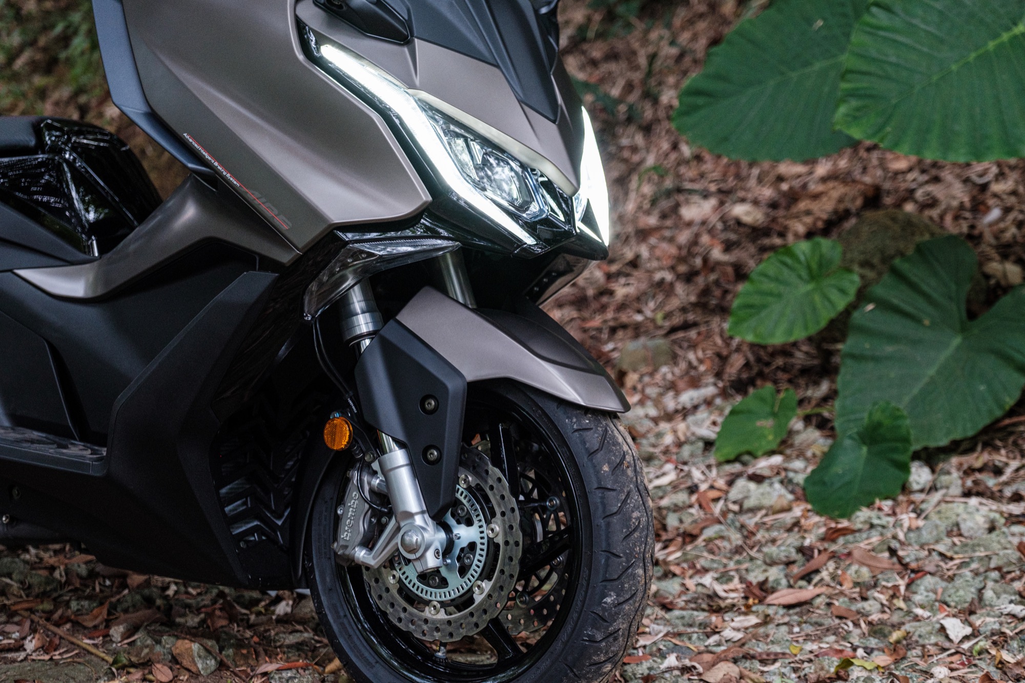 車頭擁有相當良好的運動感受,線條上的刻畫更為簡潔,創造出與上代產品的細微差異性。