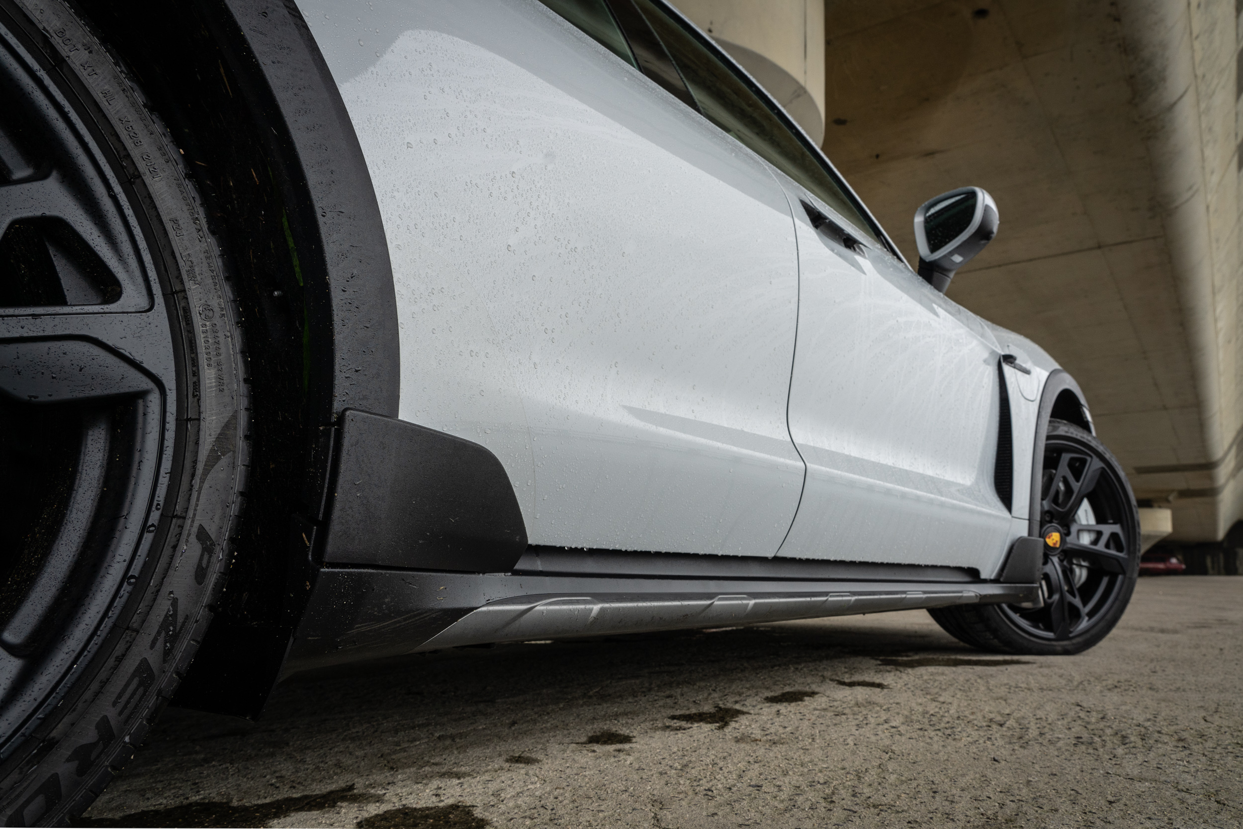 Taycan Cross Tourismo 標準狀態下離地高度僅較 Taycan 多出 2cm,試駕車款加選 OffrodeDesign 套件,再拉高 1cm。