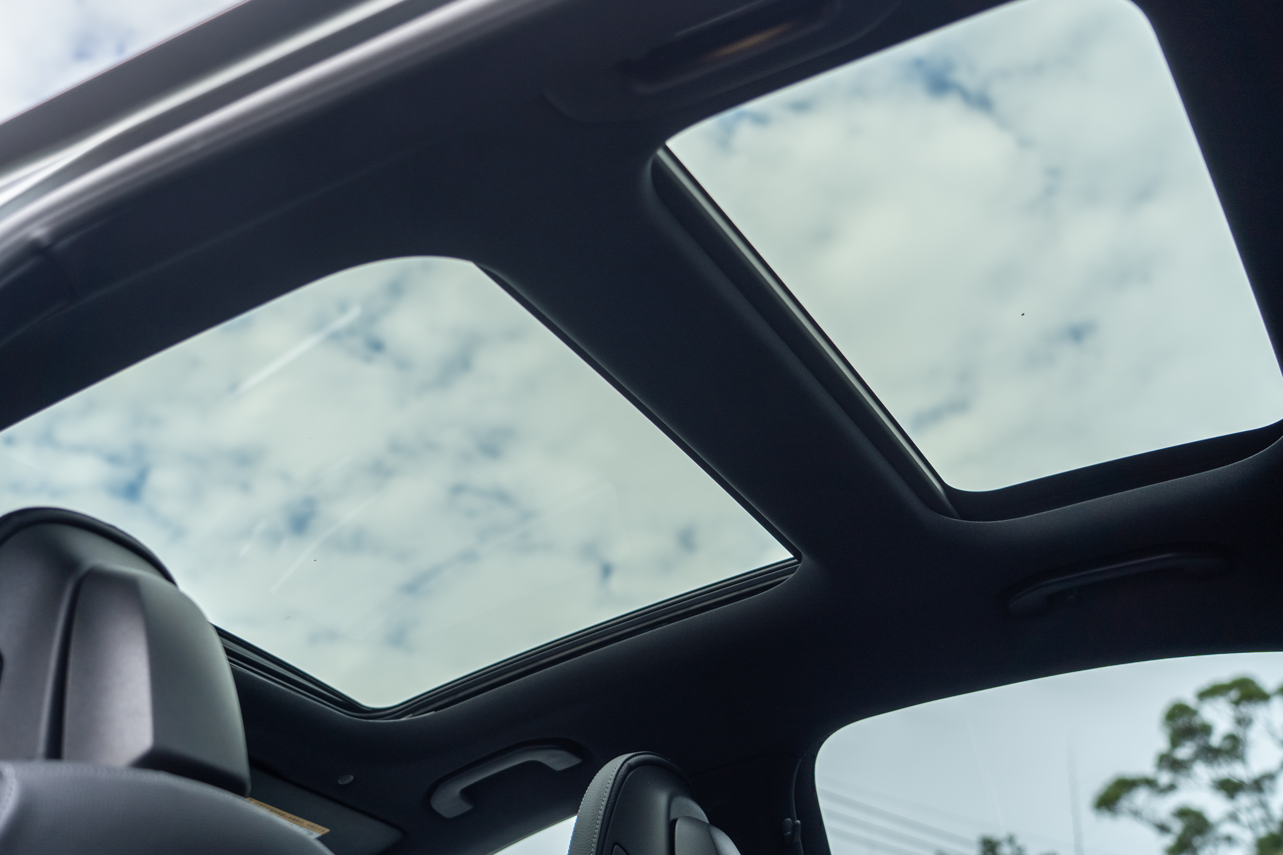 C300 車型標配電動玻璃天窗。