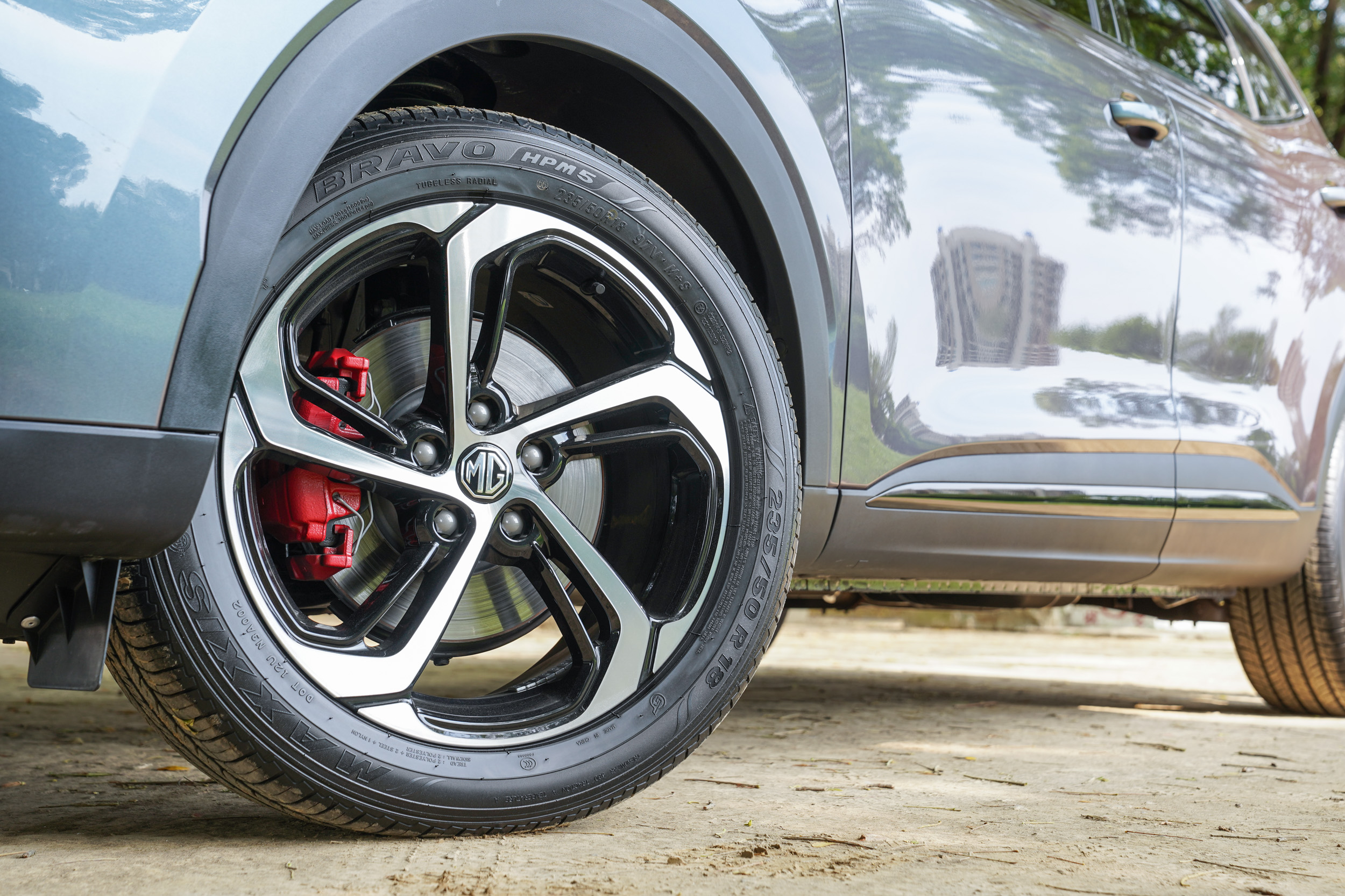 標配 18 吋輪圈,輪胎尺碼為 235/50R18。