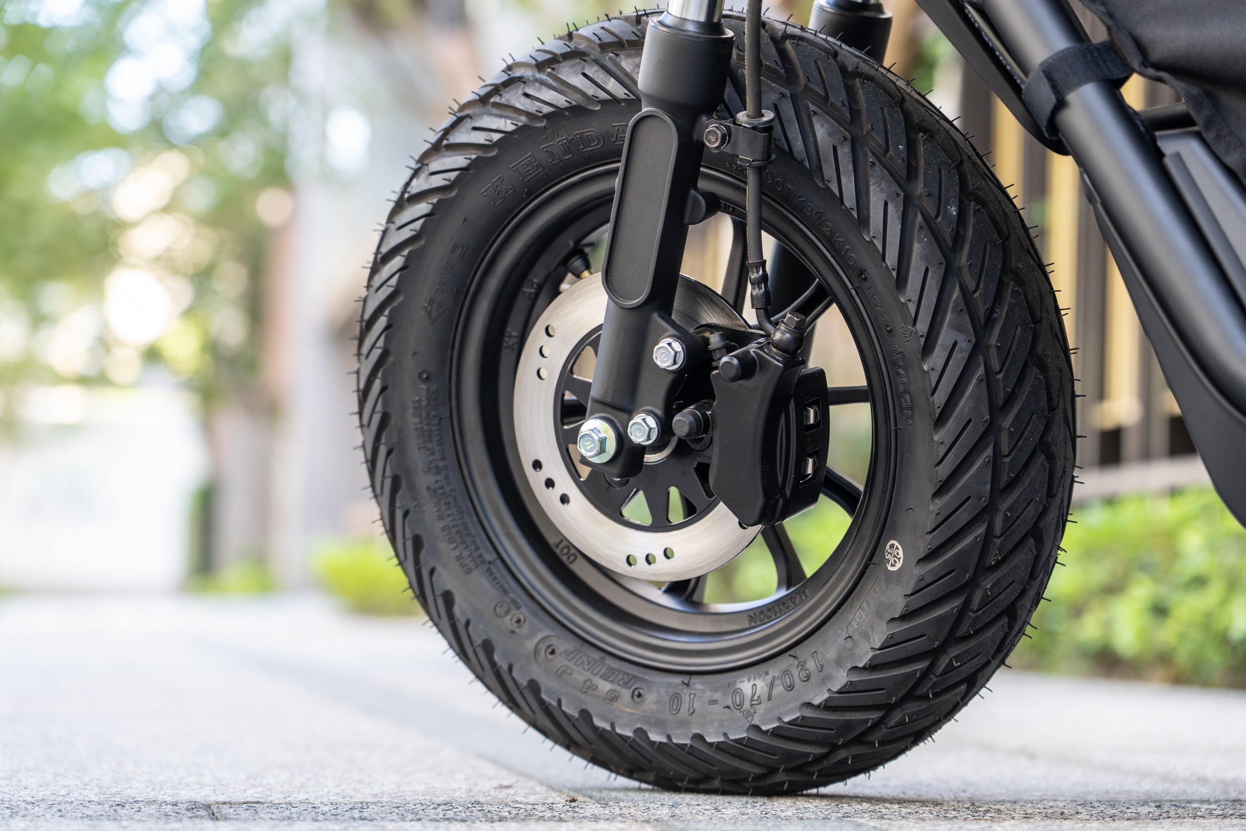 前後皆為碟煞規格，前碟尺碼應為180mm（官網的250mm應為誤植）。