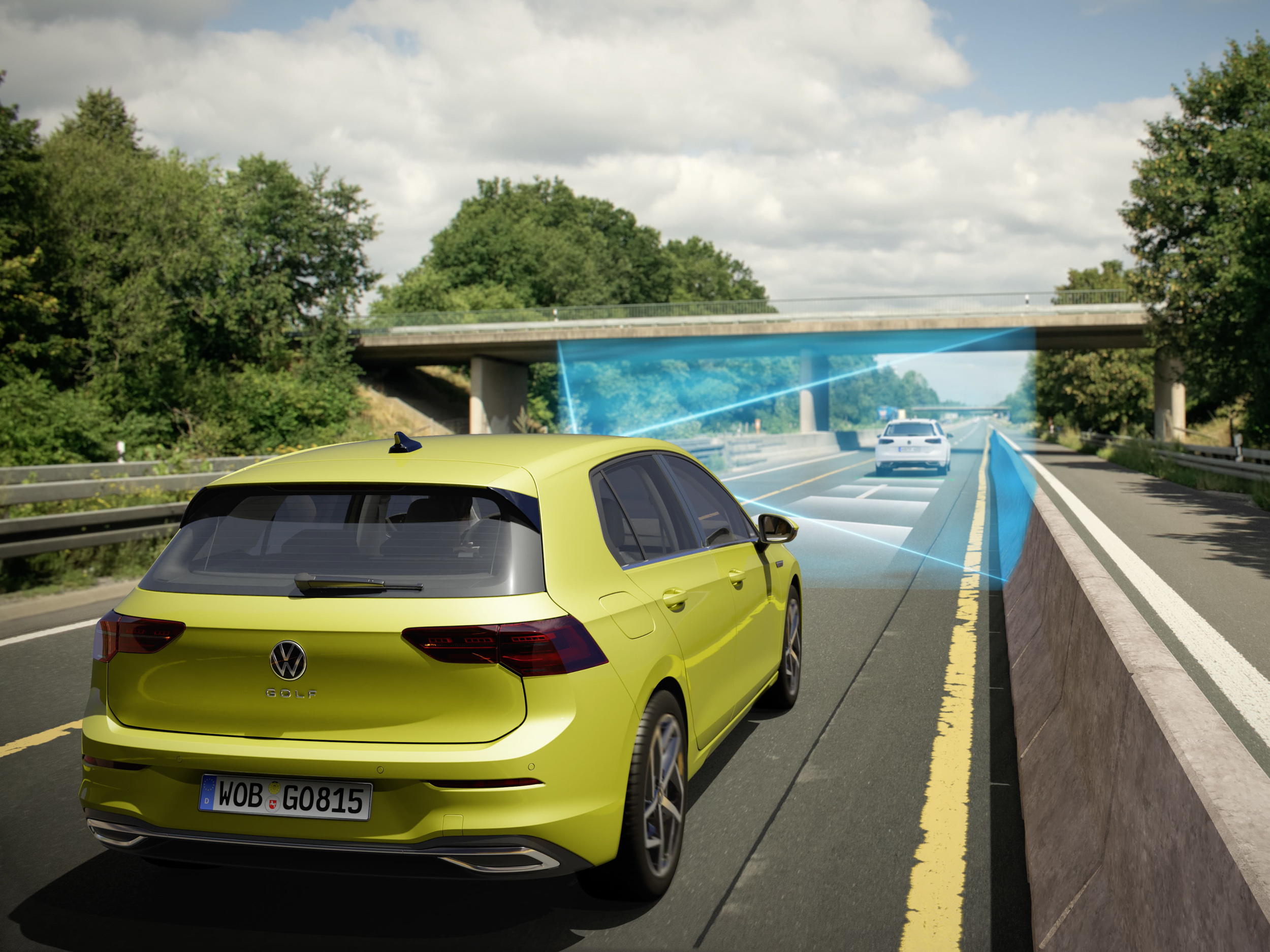 230 eTSI 智能特仕版除有主動式車道修正輔助系統、車道維持及偏移警示系統，更加入道路虛擬實境顯示功能。