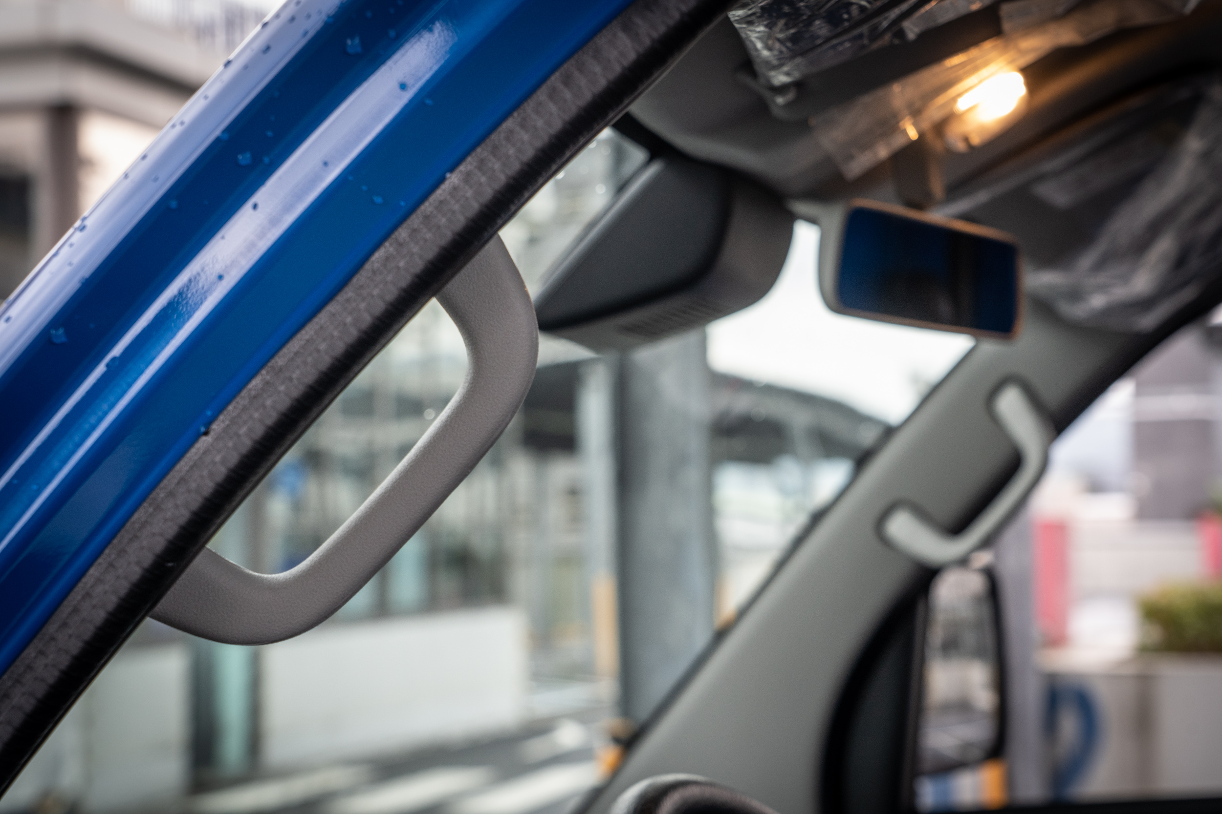 A 柱上有把手便利上下車。