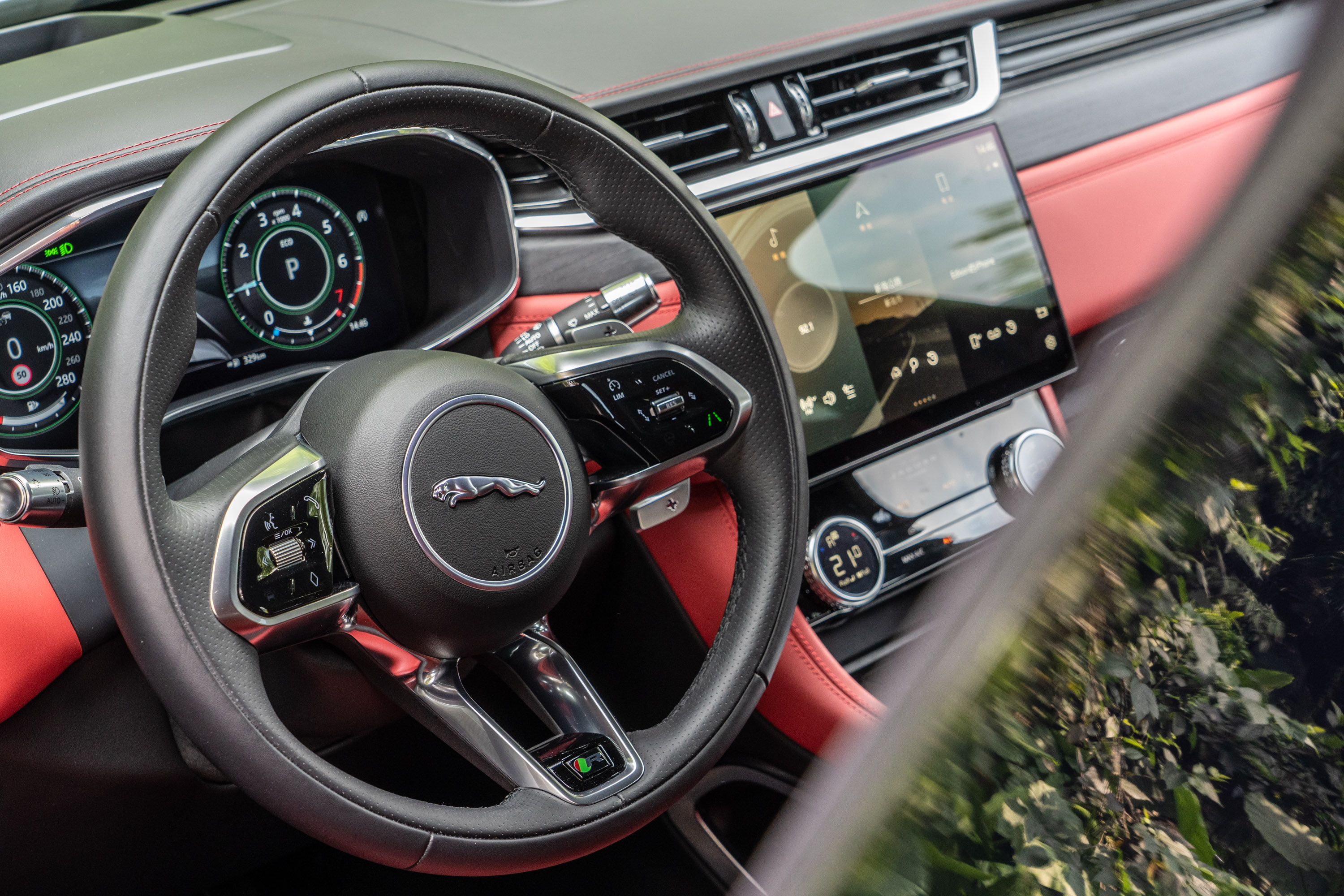 皮革包覆電動調整方向盤。