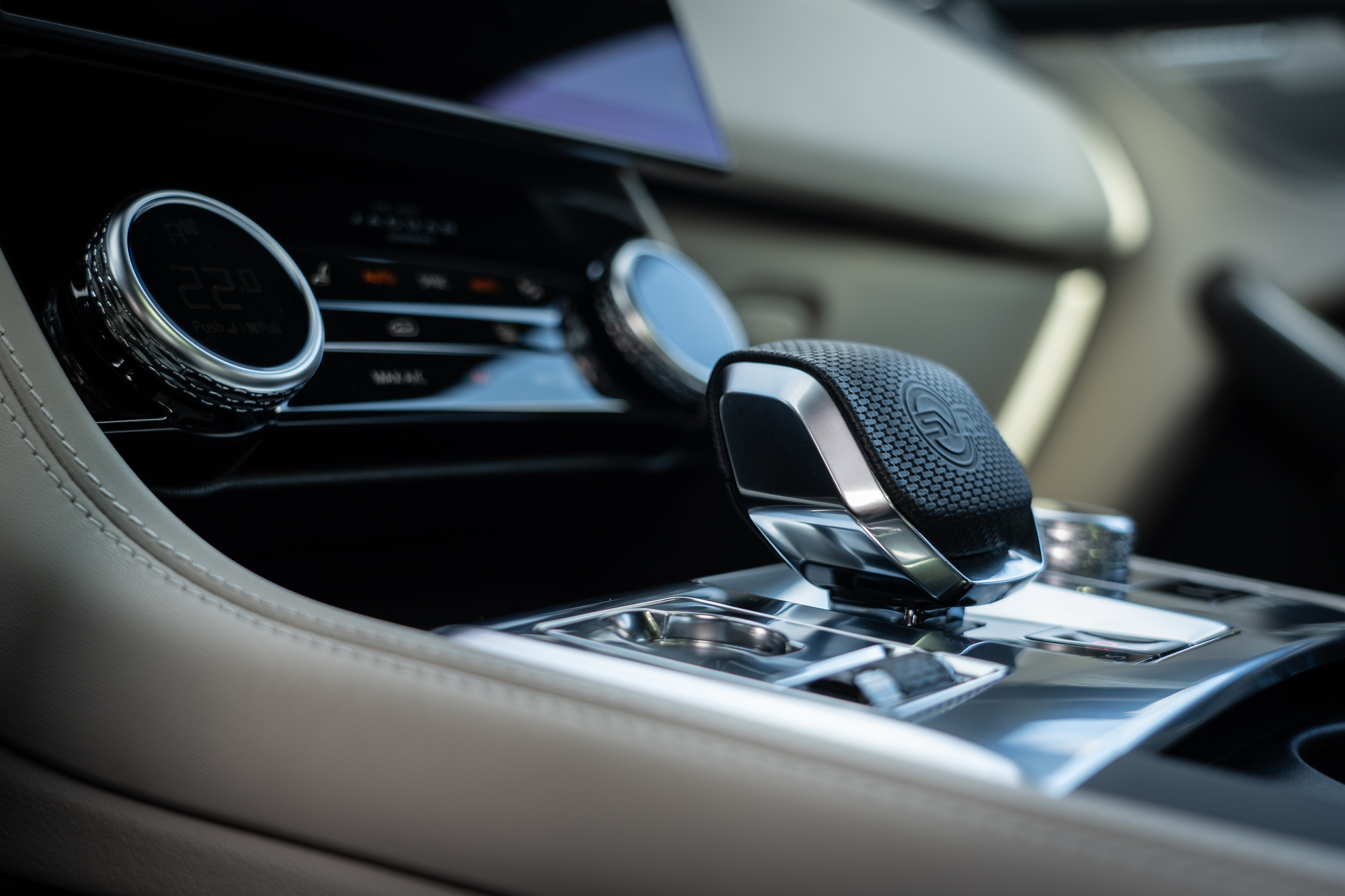 排檔桿的造型也是此次小改款的重點。