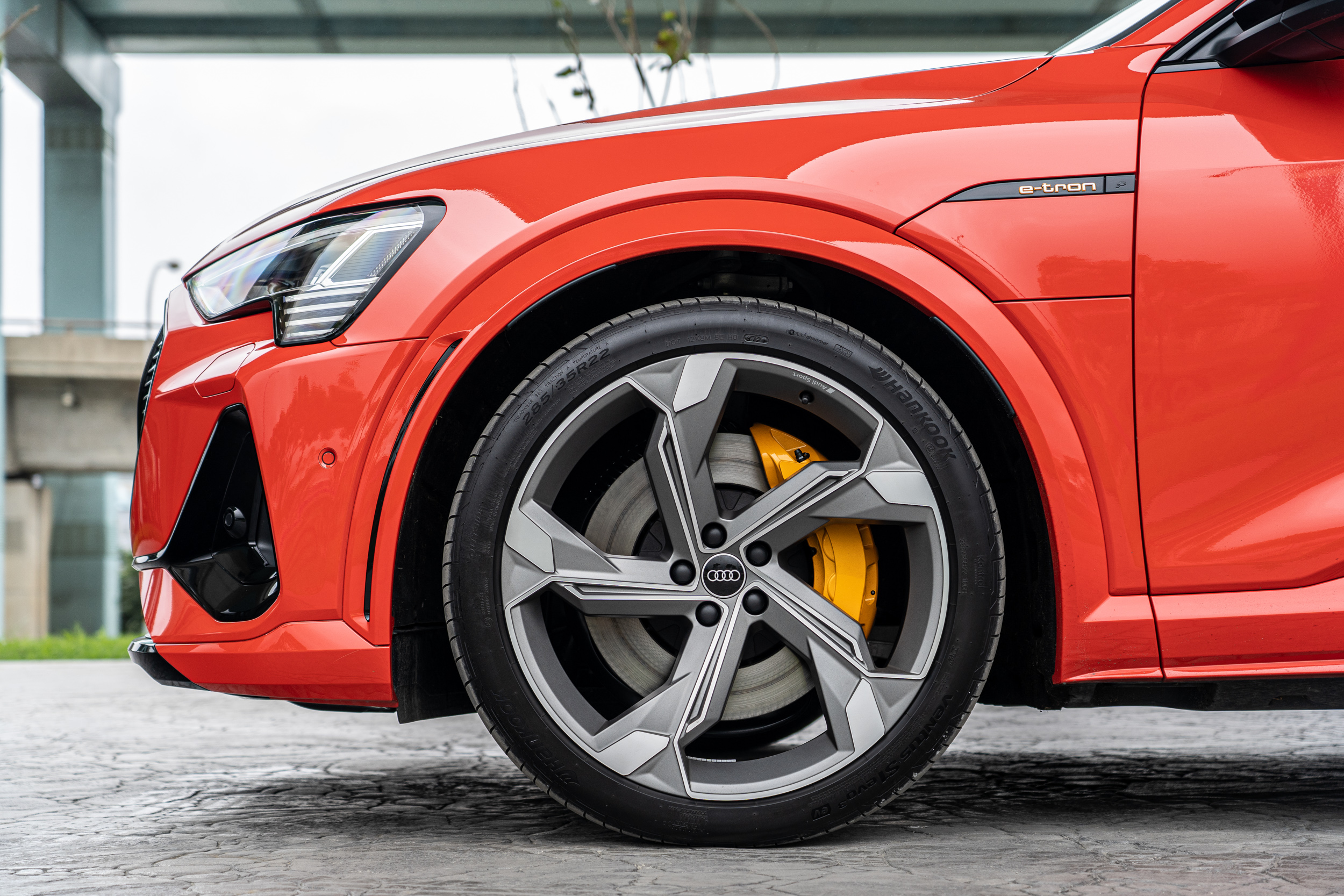 極其誇張的 285 / 35 R22 規格圈胎組，為 Audi Sport 部門專屬研發，目前僅限定在 S 車型上開放選配。
