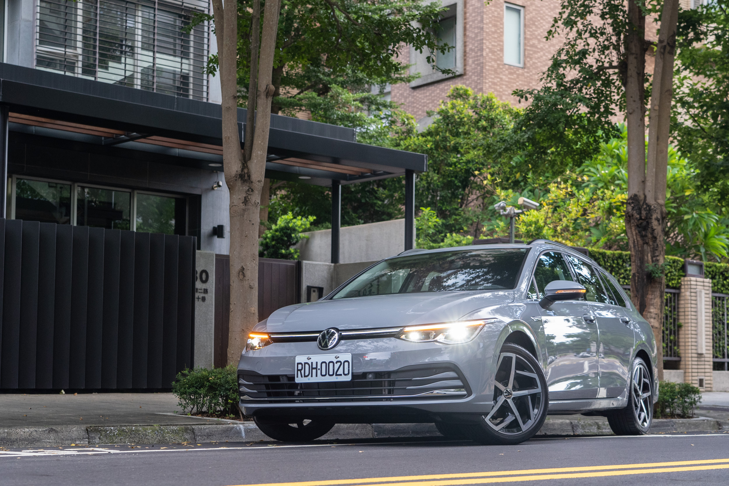 試駕車款為Volkswagen Golf Variant 280 eTSI Style,售價為新台幣 121.8 萬元。