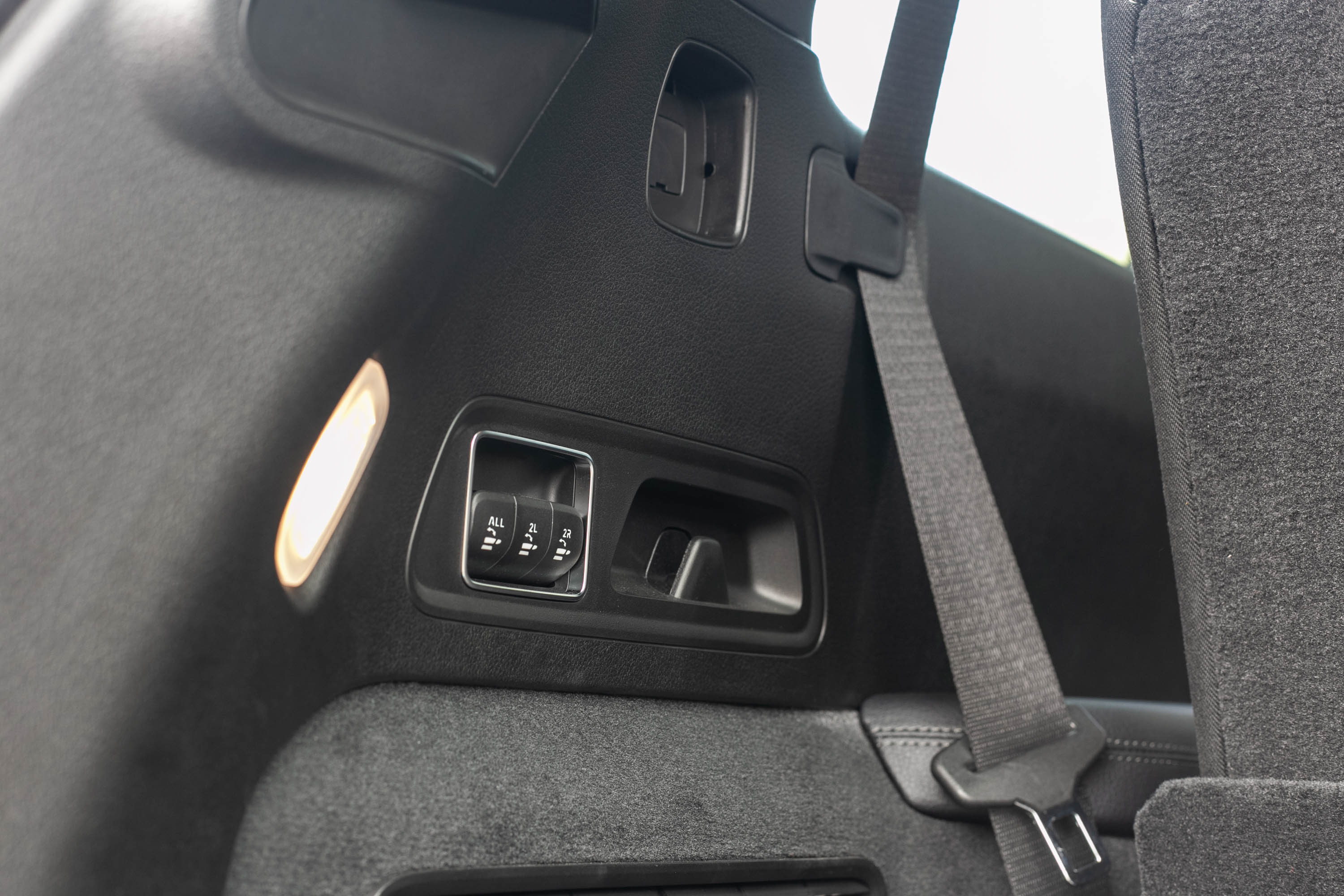 後廂左側提供第二排座椅與第二排+第三排座椅電動收折控制鍵。