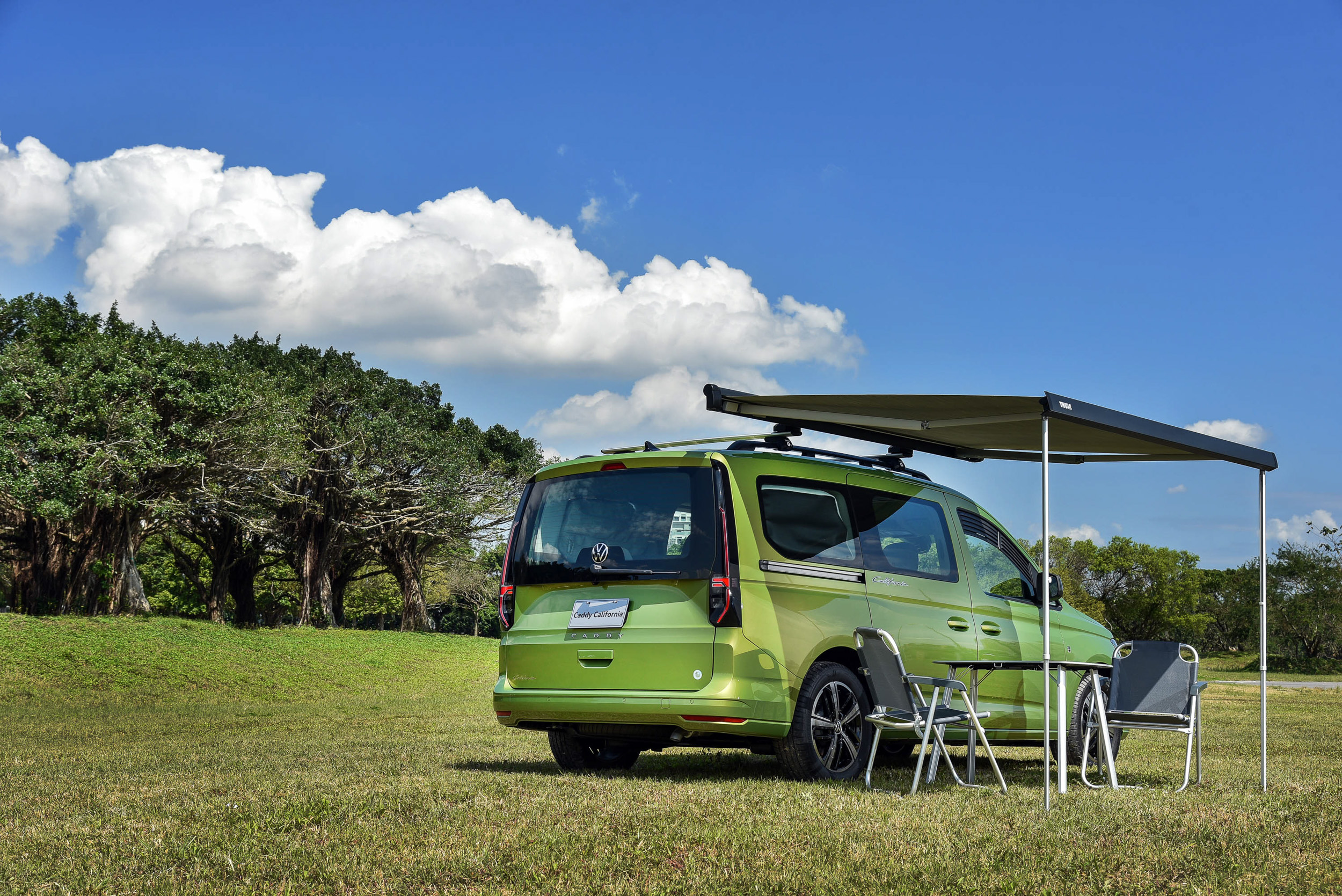 伸縮式車側遮陽棚。