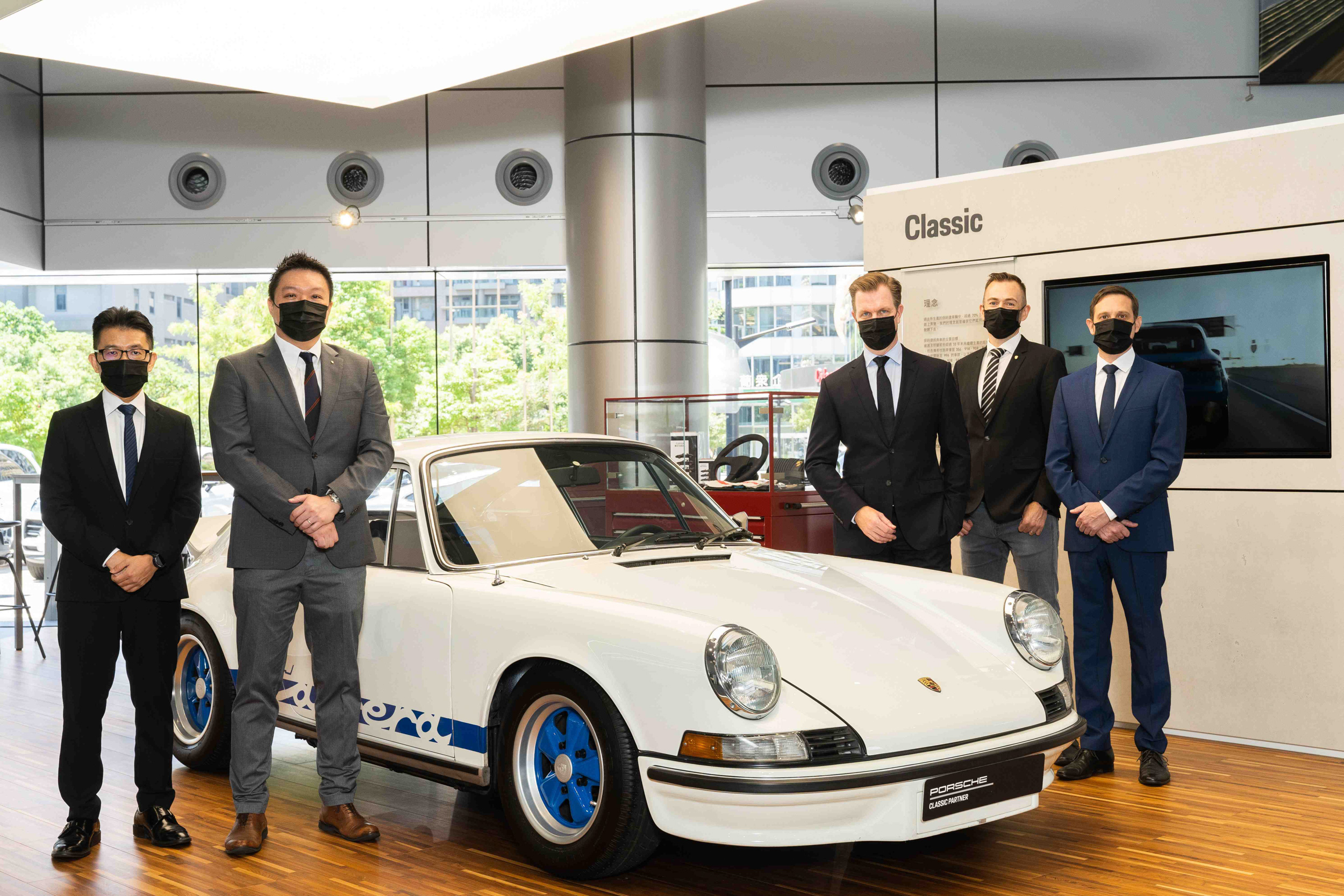 台北保時捷中心售後服務部資深經理何建忠、台北保時捷中心副總經理王照銓、台灣保時捷總裁 Mathias Busse、台灣保時捷事業發展處處長 Ralph Uhlmann 及台灣保時捷售後服務處長 Trevor Baseggio(自左至右)。