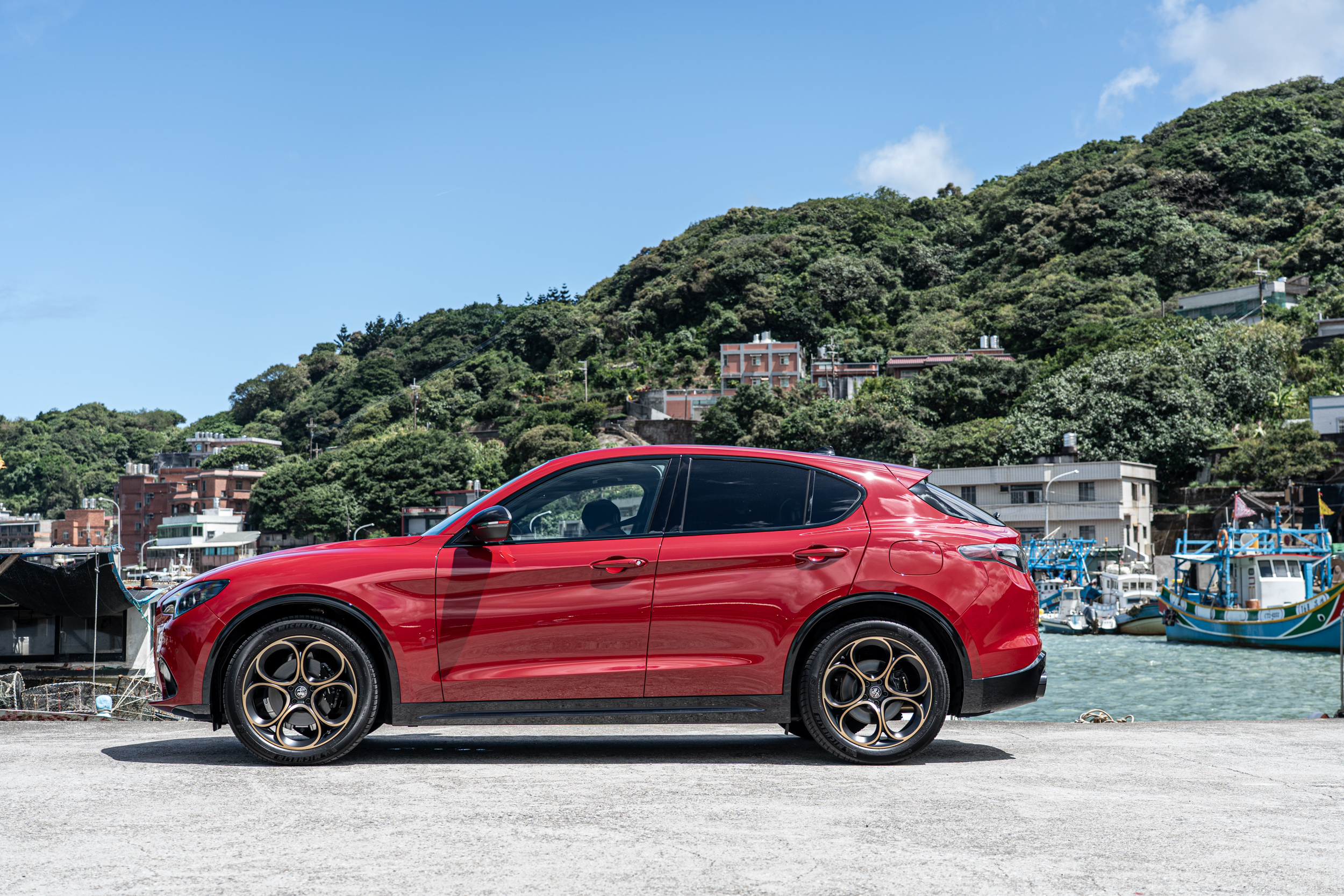 試駕車型為Alfa Romeo Stelvio Intensa版本，建議售價為新台幣258.9萬元起。