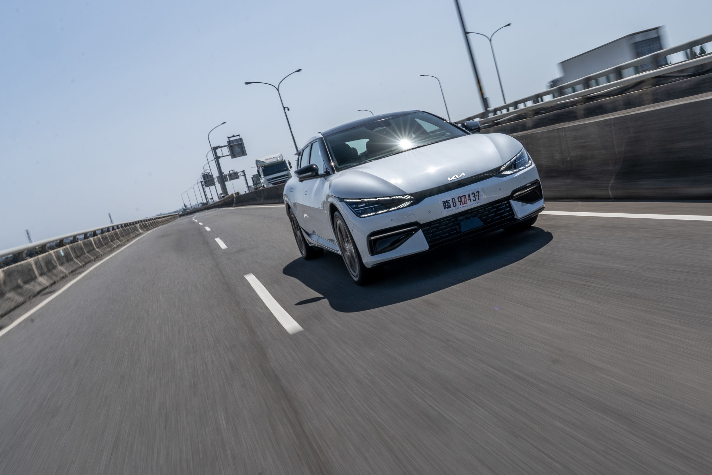 e-GMP 模組化底盤架構技術的一大優勢,在於電池馬達鋪排的自由度較高,不會受限於傳統燃油車的架構,因而影響電池搭載的數量。