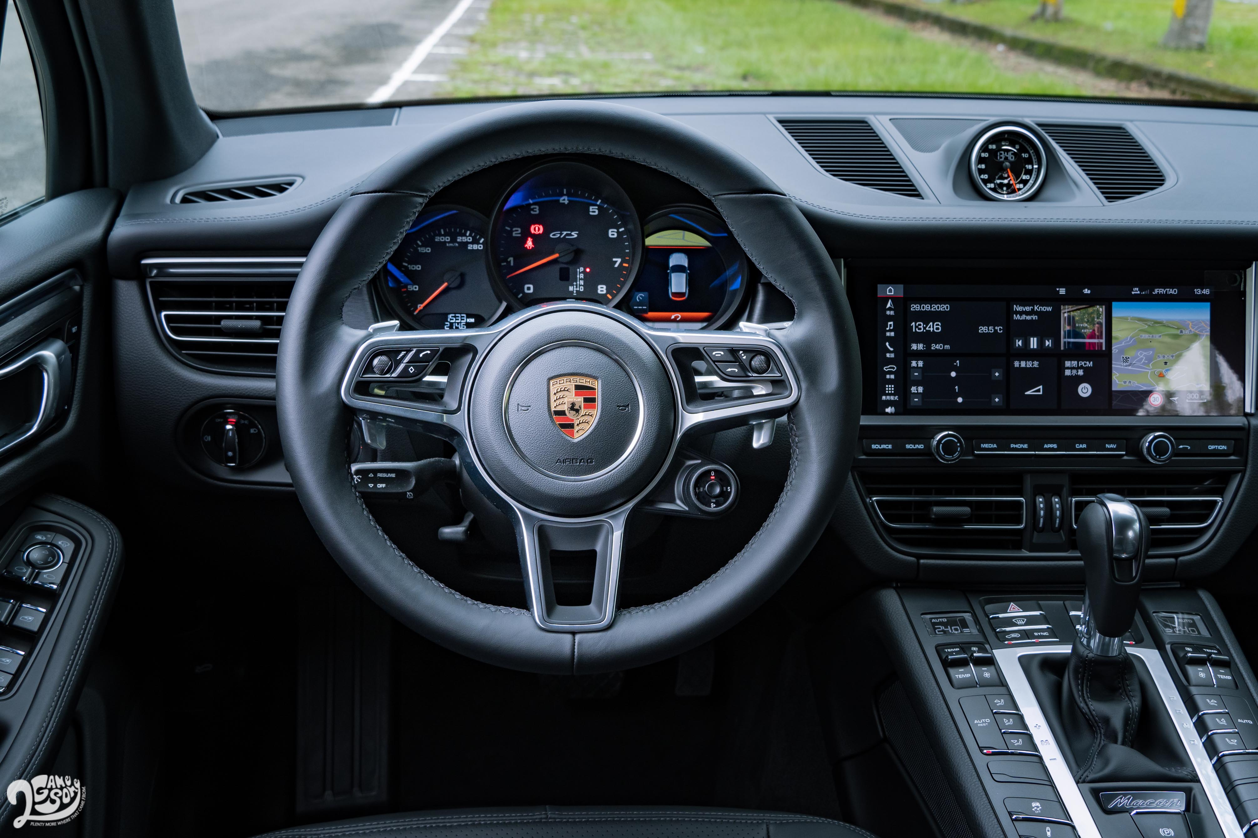 排檔桿與標配的多功能跑車方向盤採用皮革包覆,換檔撥片為標準配備。試駕車選配跑車計時套件,中控臺上方多了計時碼錶,方向盤右下多了模式切換鈕。