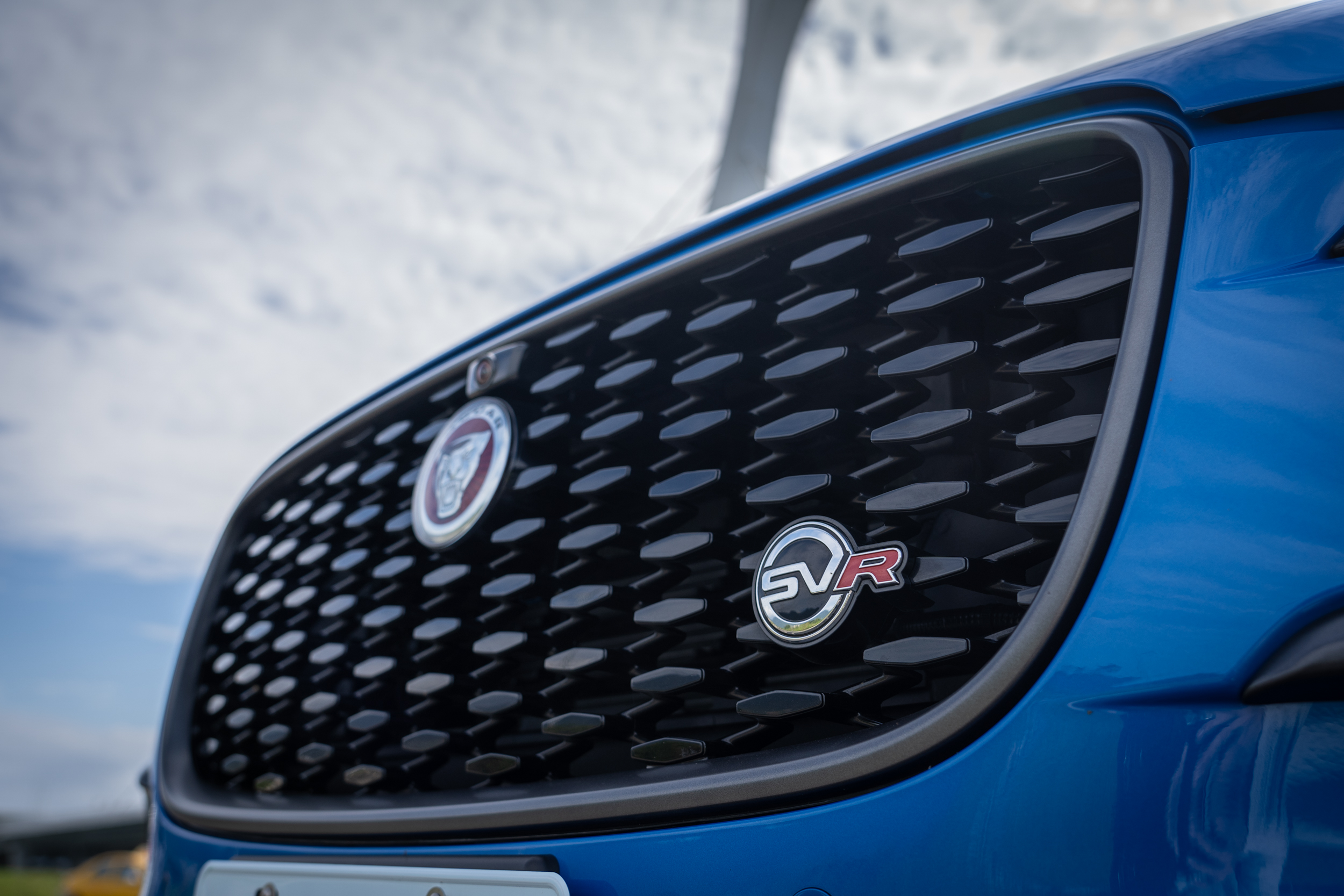 由於精品質感的水箱護罩,再加上 SVR 標誌的點綴,更顯獨特。