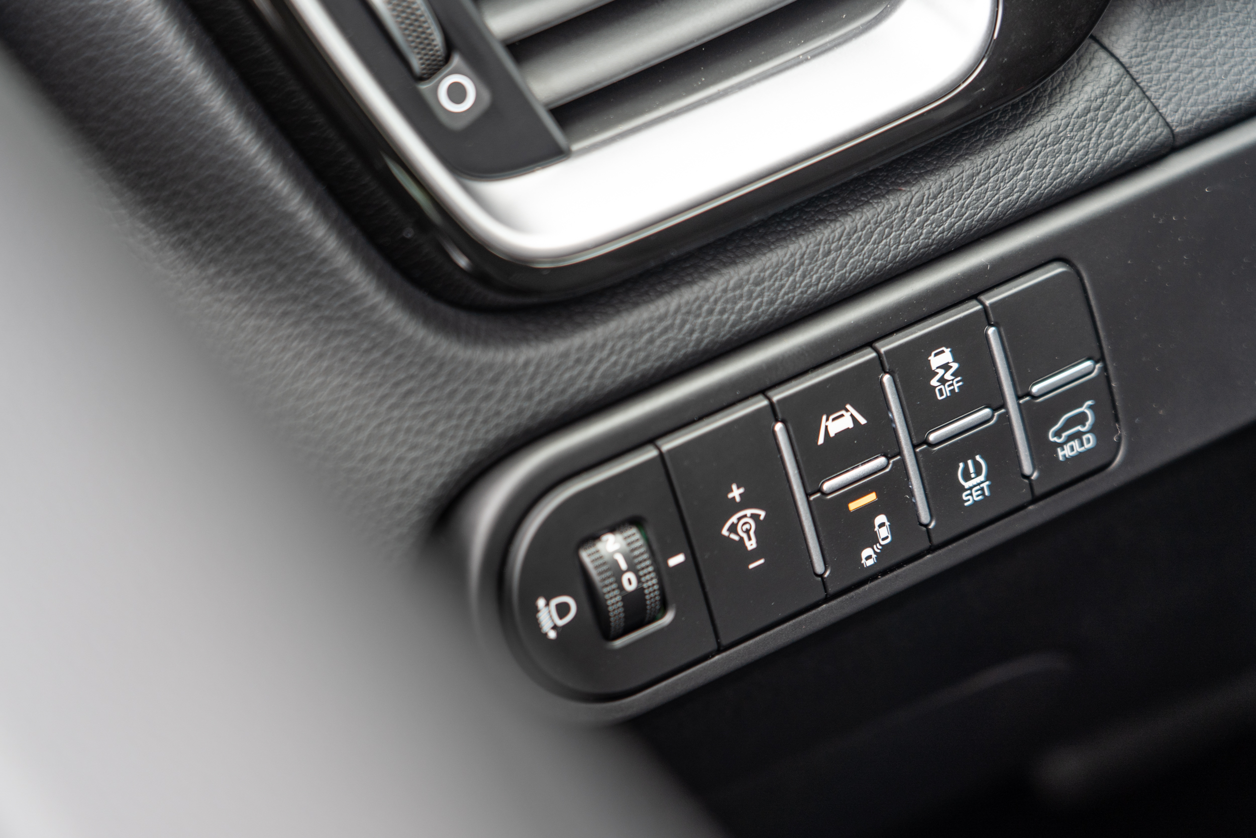 針對原本僅有警示功能的 BCW 盲區偵測警示功能,更增加 BCA 盲區防撞主動煞車輔助功能。