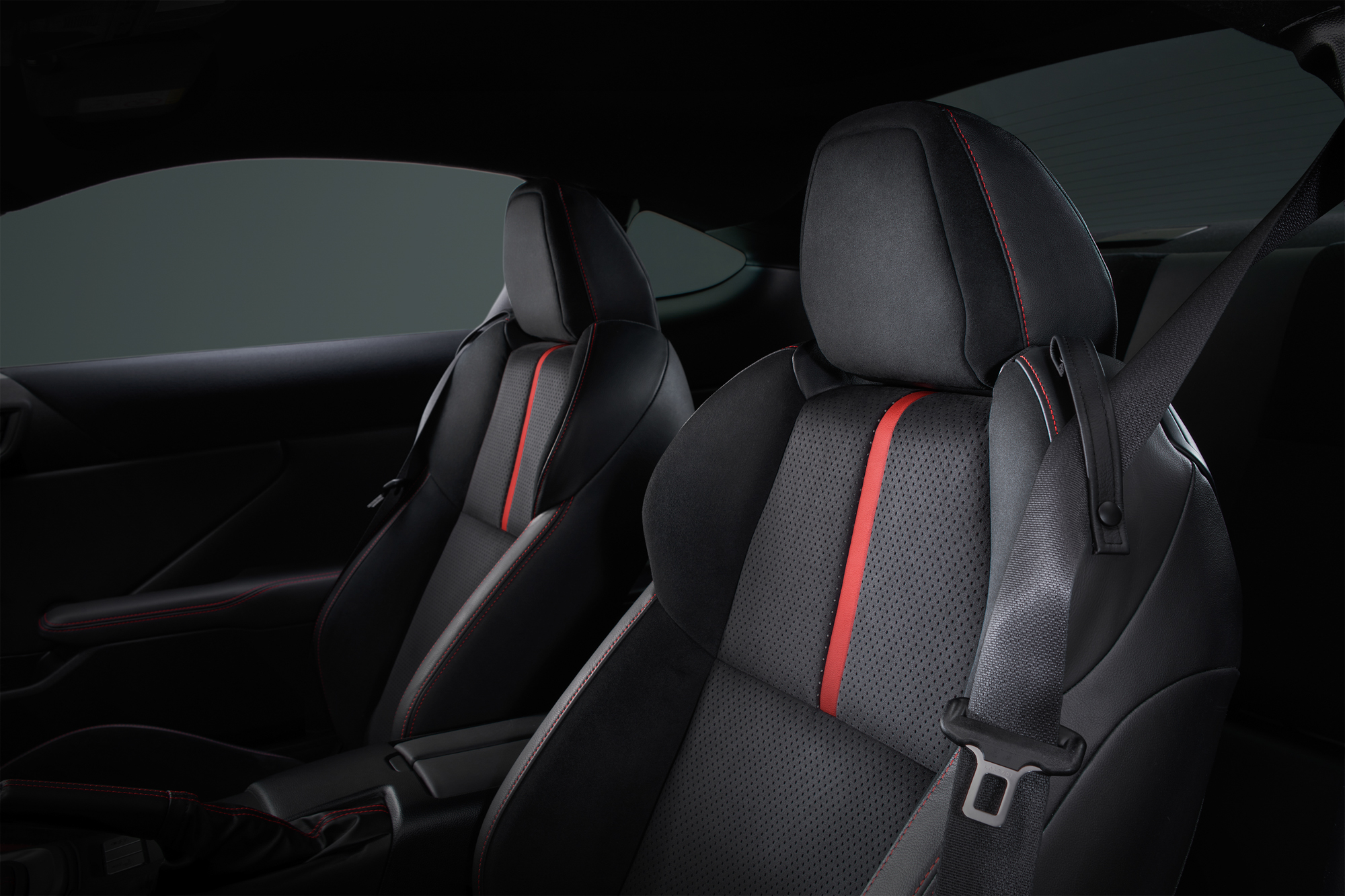 高包覆性麂皮座椅。