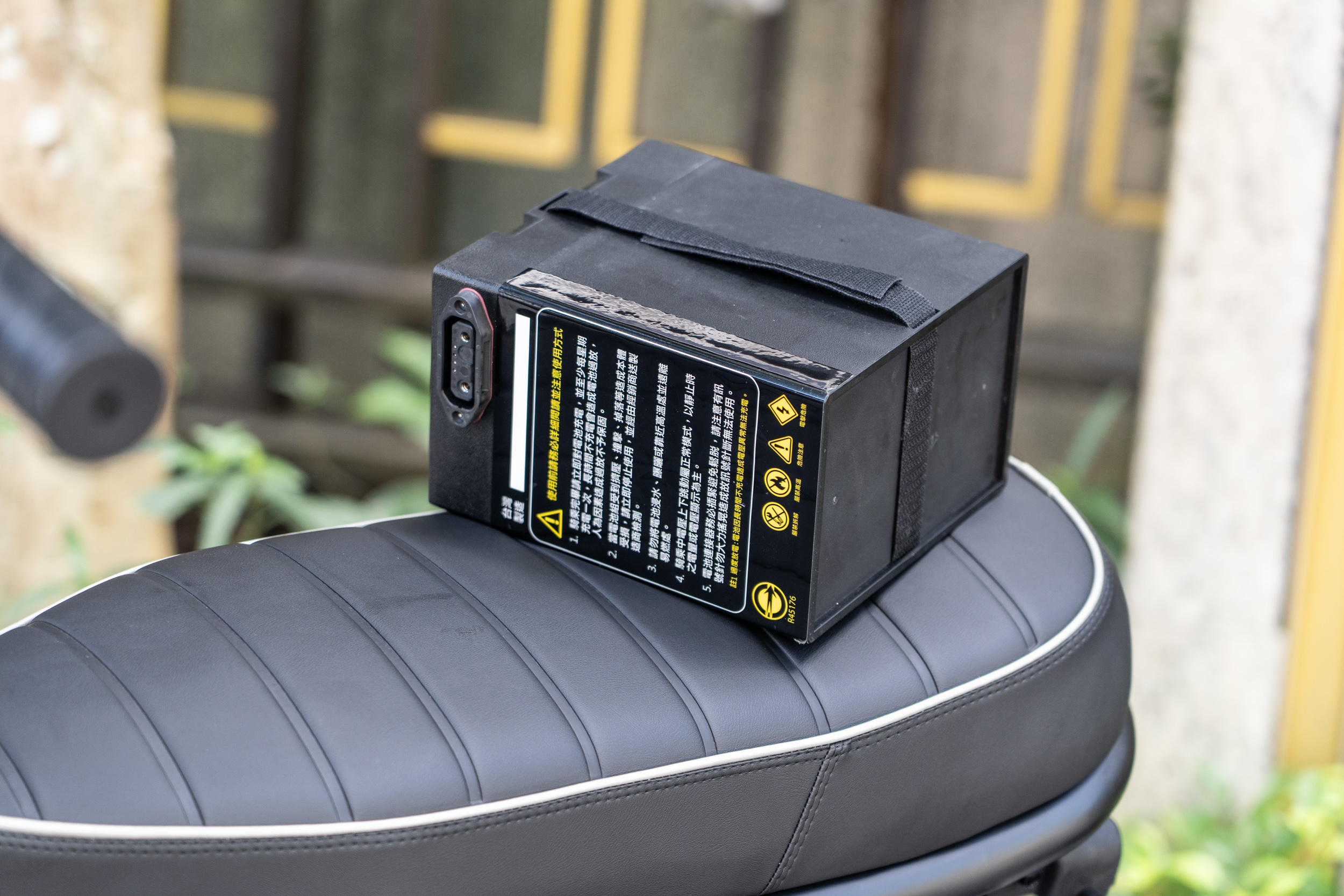 鋰電池重量為4.8kg，對應購車一併附贈的充電線，也可提回家充電。