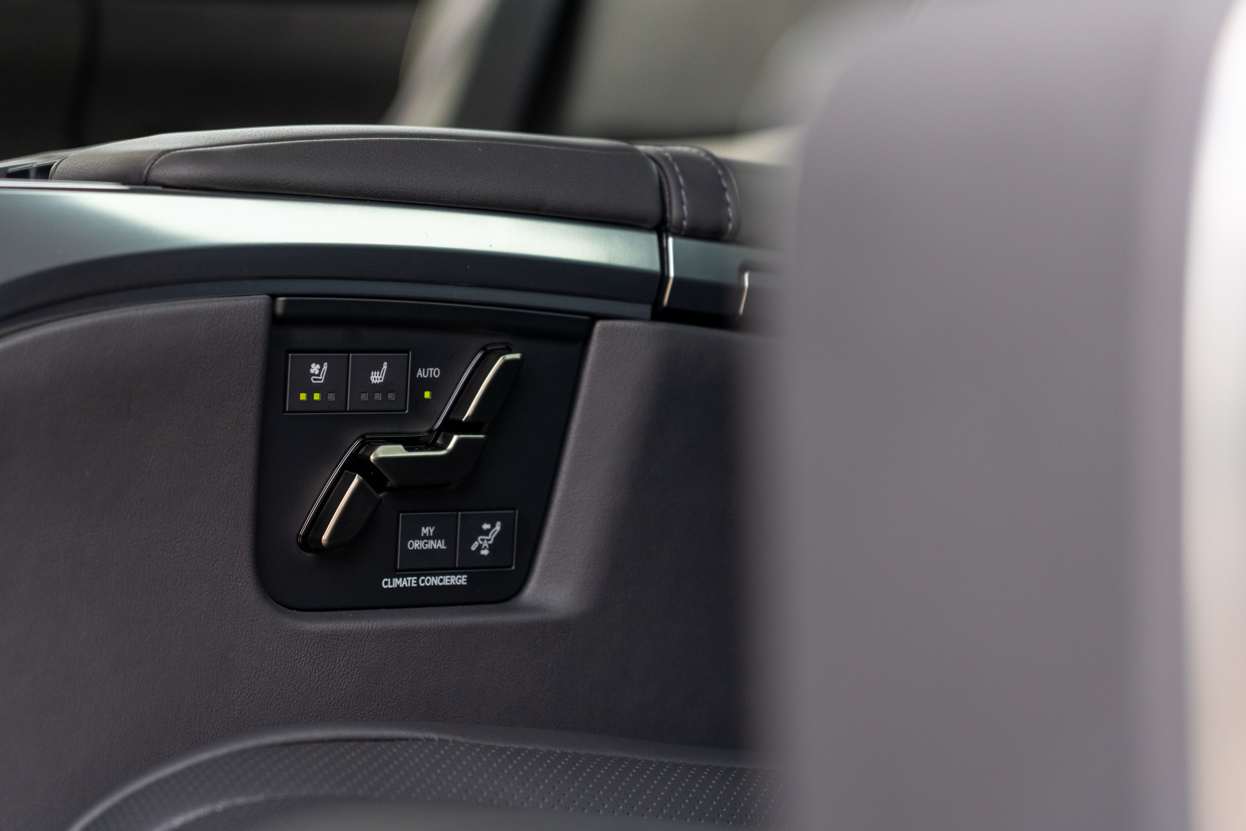 獨立坐姿電動可調機制與 Alphard 相同。