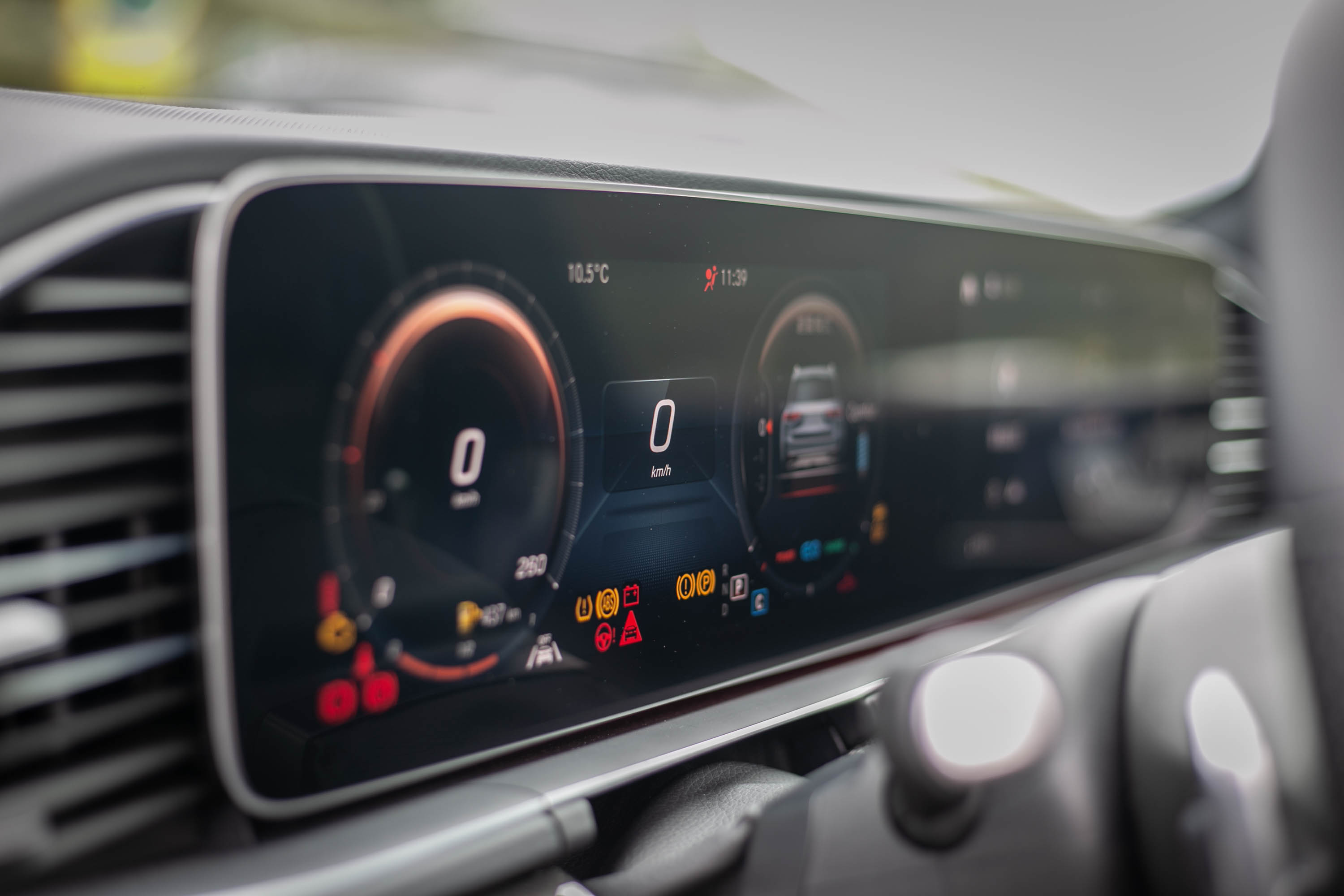 儀表板配備 12.3 吋寬螢幕規格。