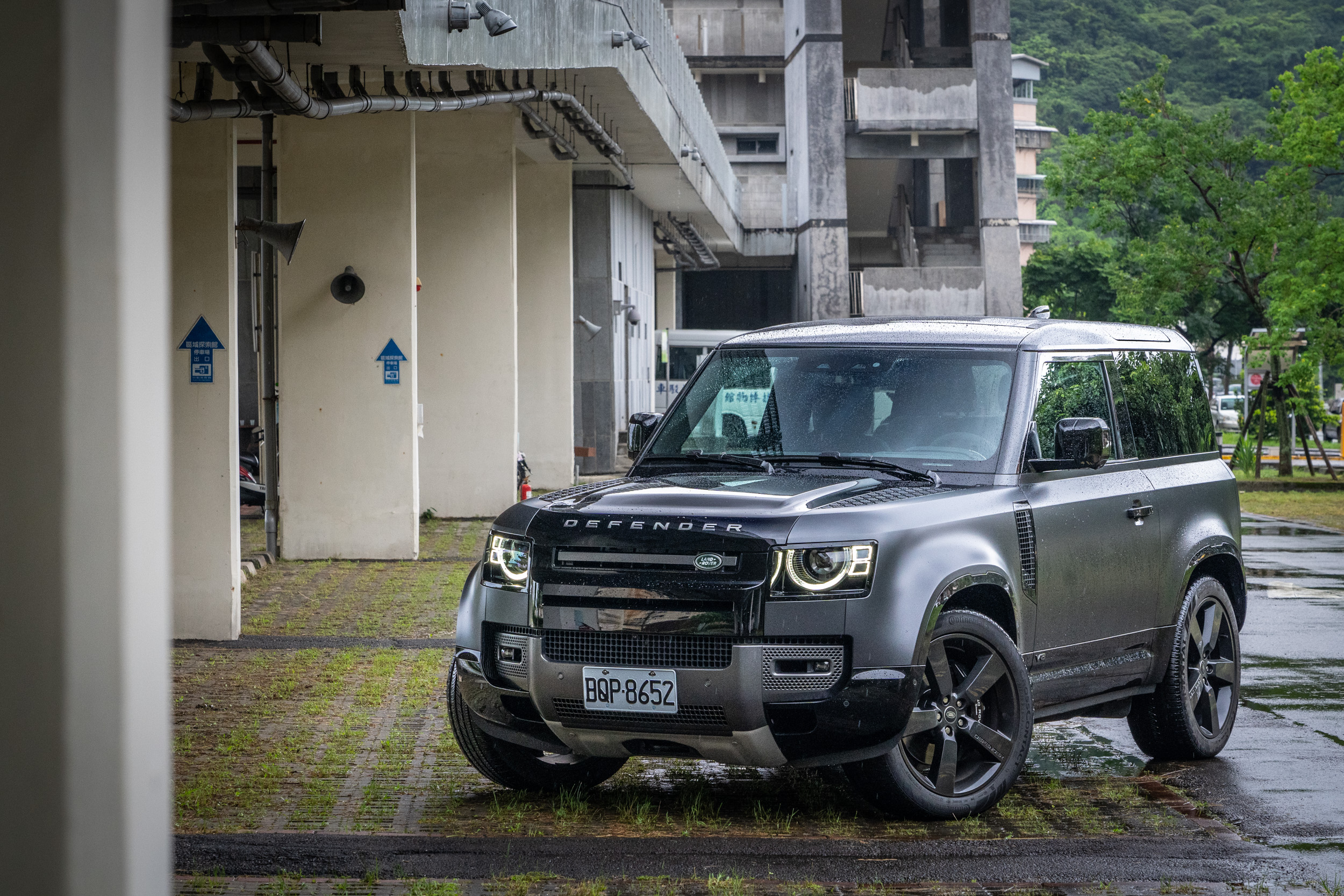 外觀以深色頂級喀爾巴阡灰金屬漆搭配緞光防護膜。