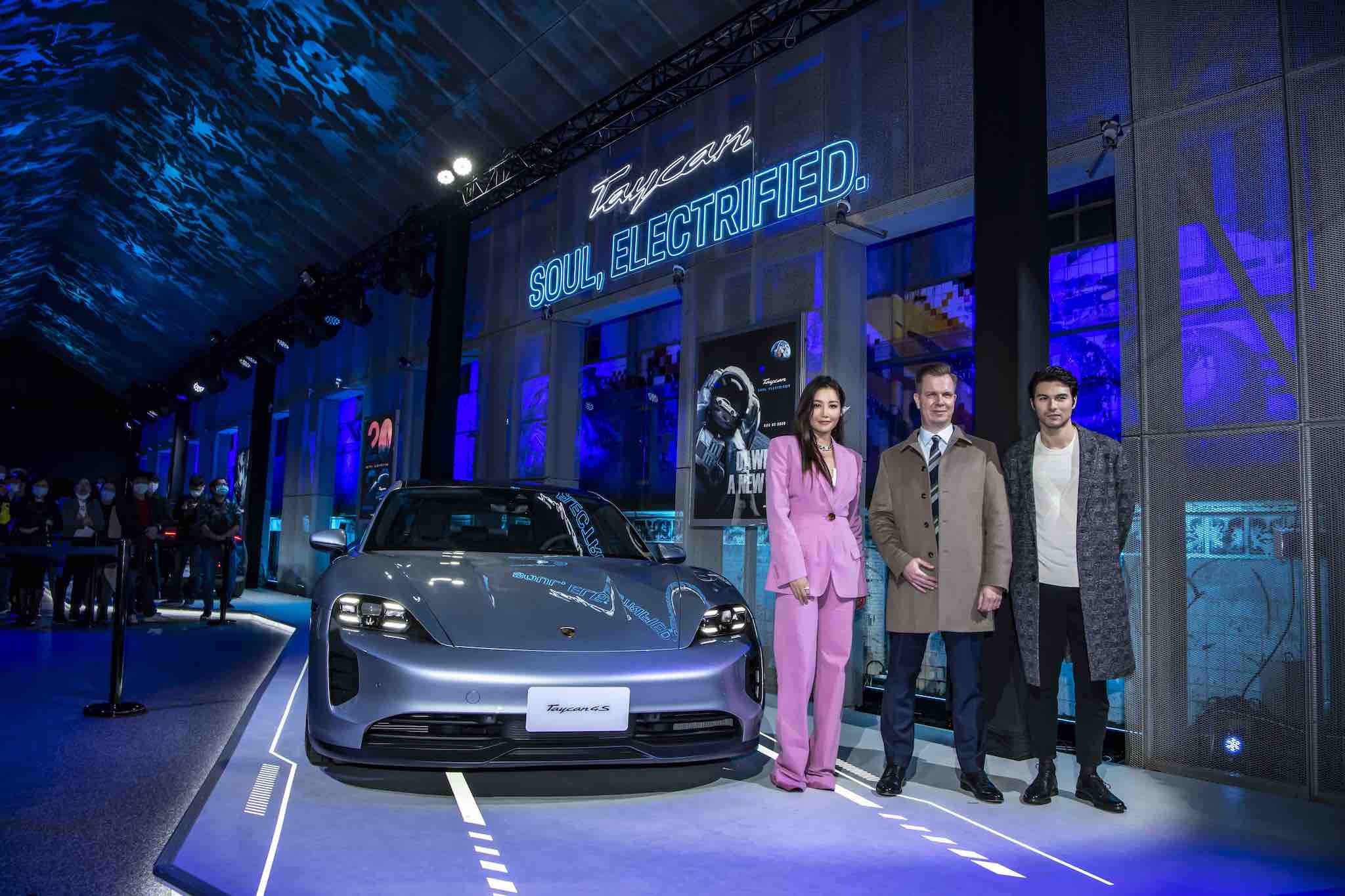 跑車大明星嘉賓也前來共襄盛舉Porsche Taycan上市發表會。左起A-Lin、台灣保時捷總裁Mathias Busse、鳳小岳。