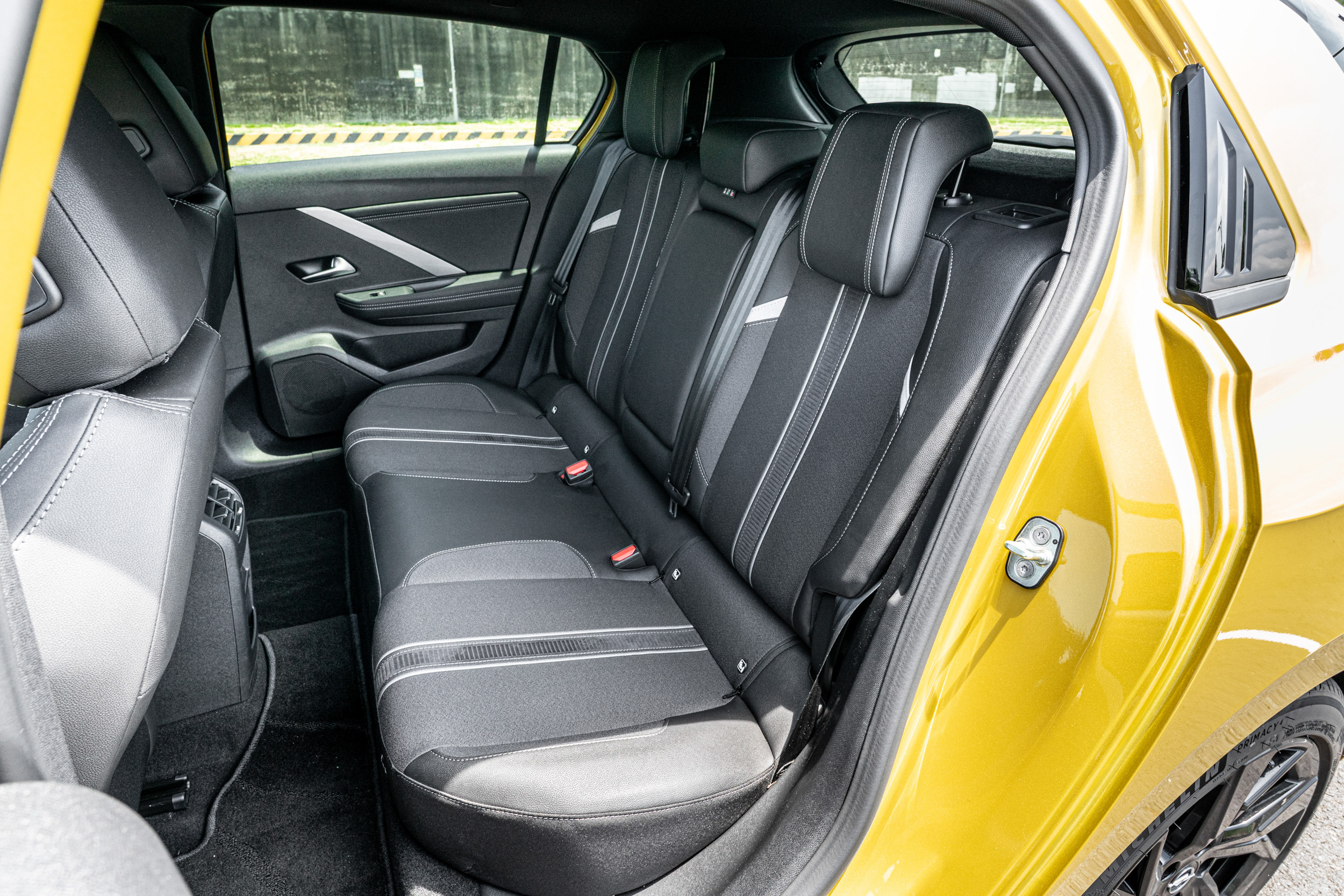 後座整體寬敞性算不上頂尖,但絕對堪用。