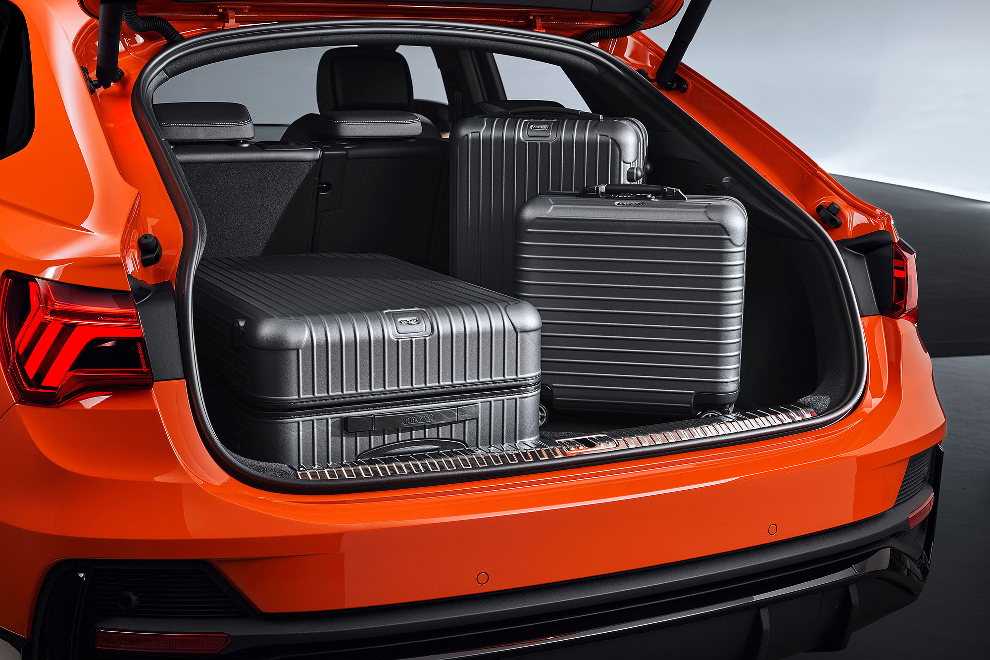 Q3 Sportback 具有 530 公升至 1,400 公升的行李廂容積。