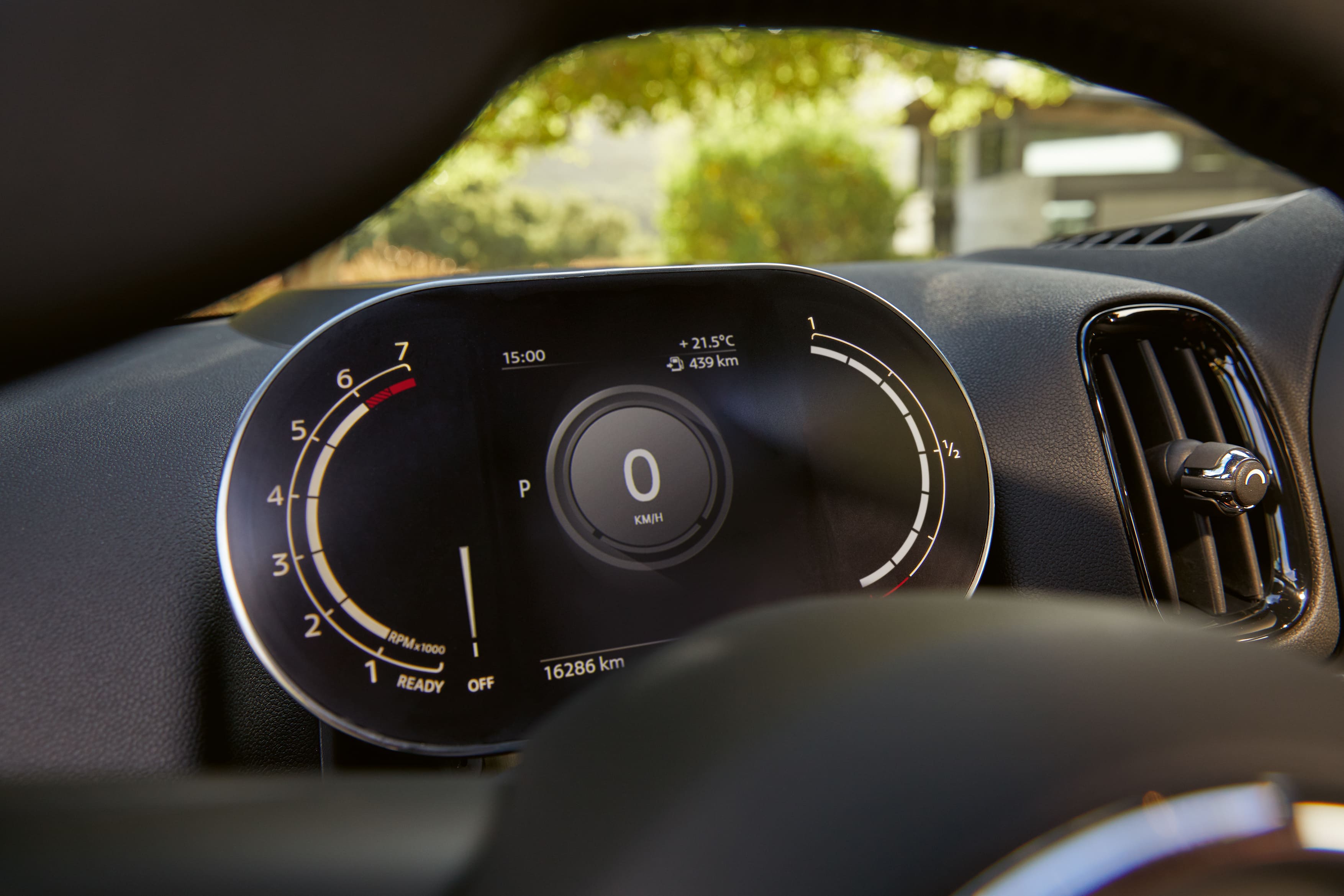 MINI 整合式數位儀表清晰提供行車資訊。