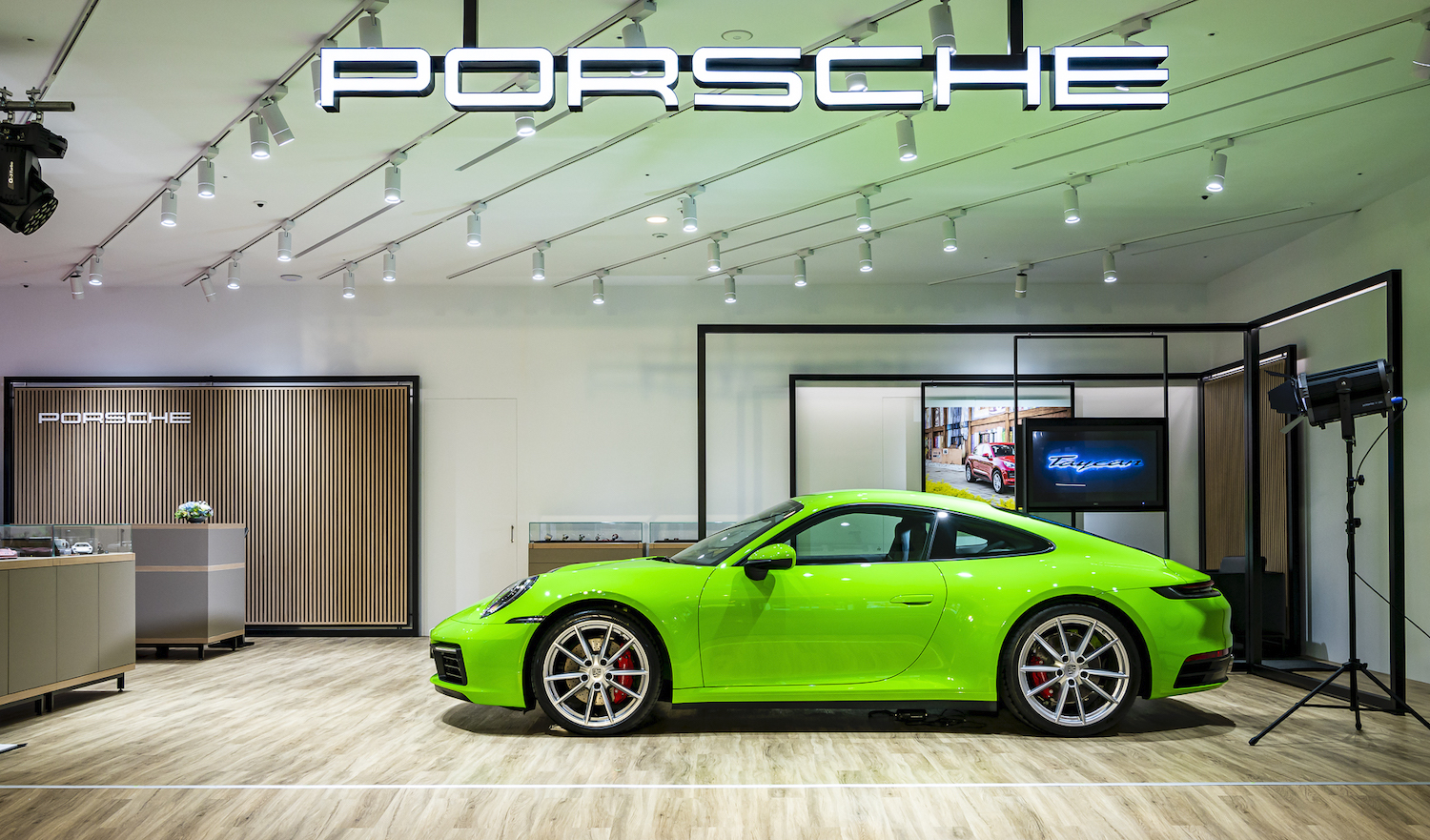 Porsche NOW 概念店現場展出 911 Carrera S﹙鬣蜥綠﹚。