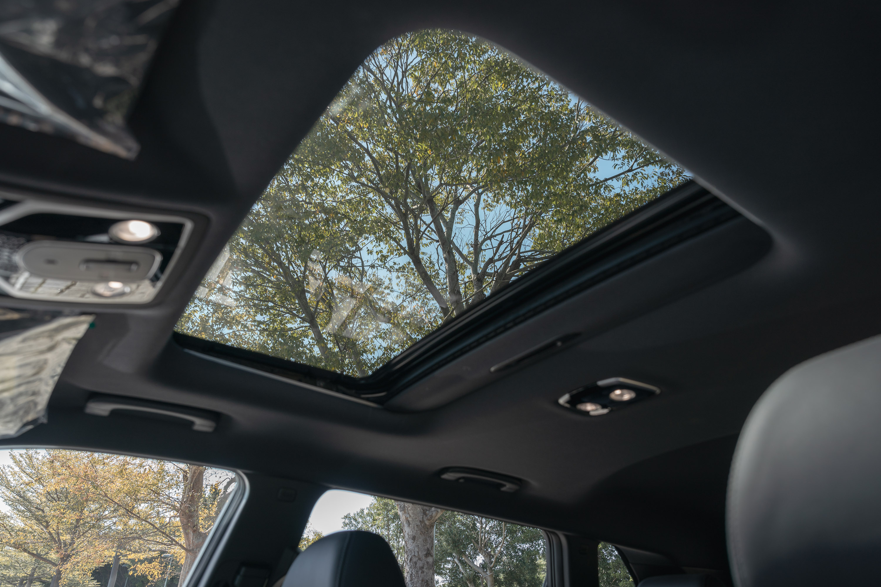 電動玻璃天窗為標準配備。