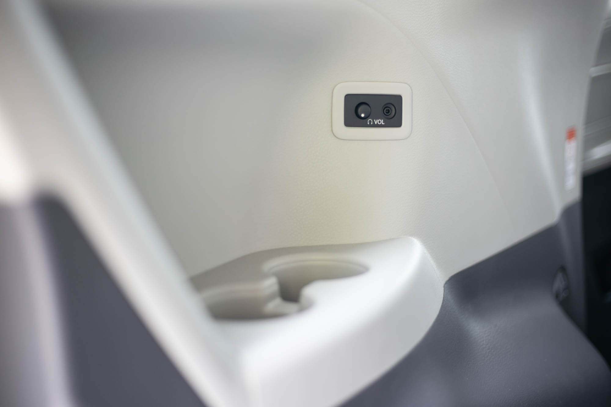 第三排左側的置杯架與耳機孔。