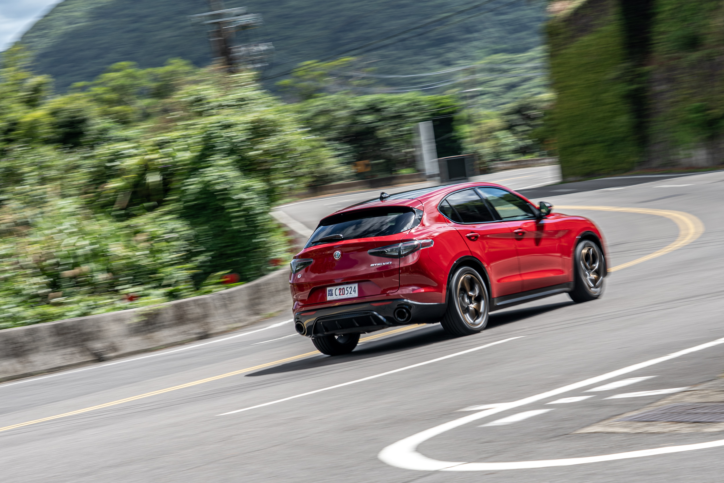 懸吊特性與強調硬派的德系對手不同，Q感十足的設定在彎中雖然不免俗的產生車身側傾，但卻不會是讓人頭皮發麻的軟腳，而是線性的壓縮後支撐著。