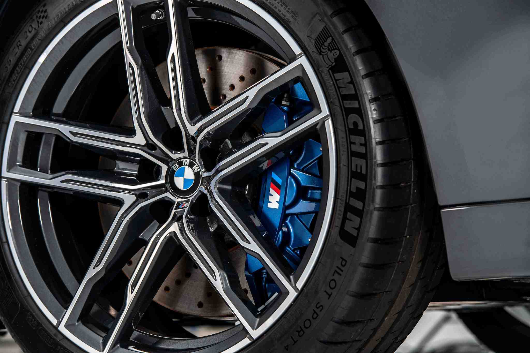 全新 BMW M5 Racing Package 標準配備 20 吋 M 雙輻式輪圈、M 複合式煞車系統與藍色卡鉗。