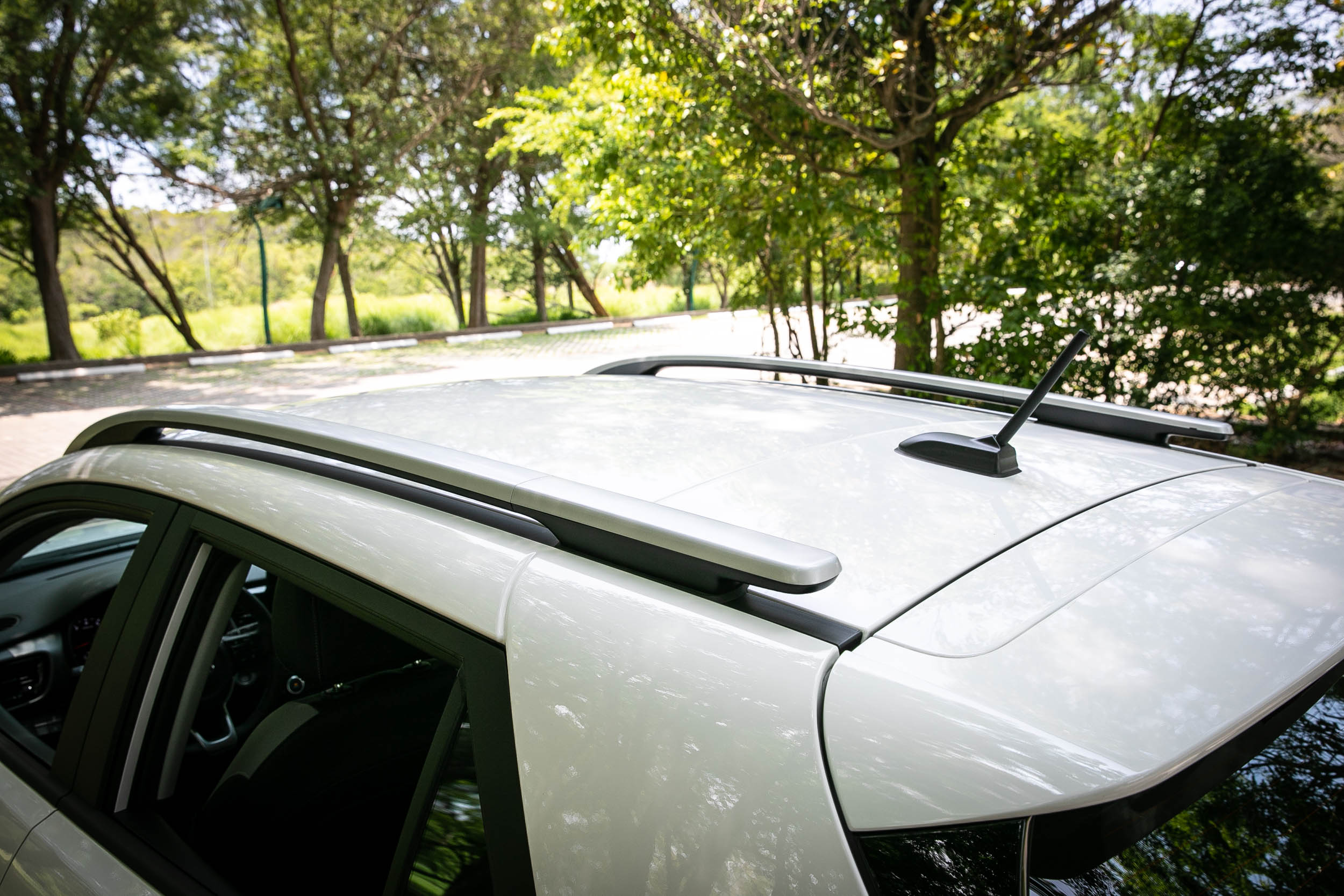 1.4L 車型取消雙采車身設定,車頂改為車身同色處理。