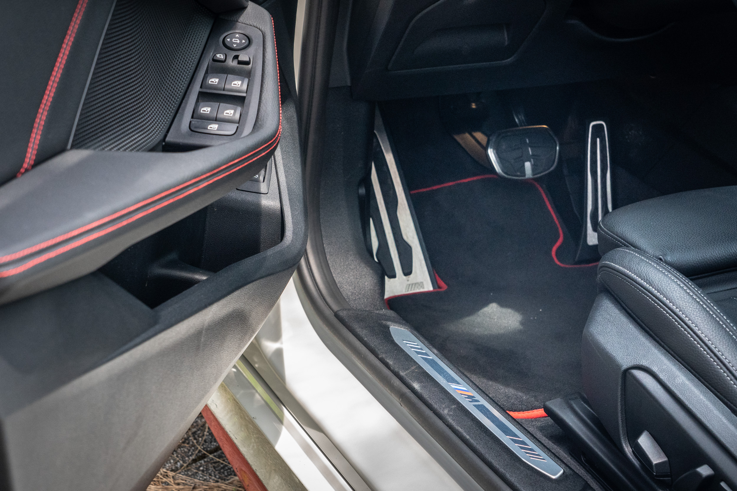 M 迎賓門檻搭配金屬腳踏組,也為駕馭氛圍做了最佳妝點。