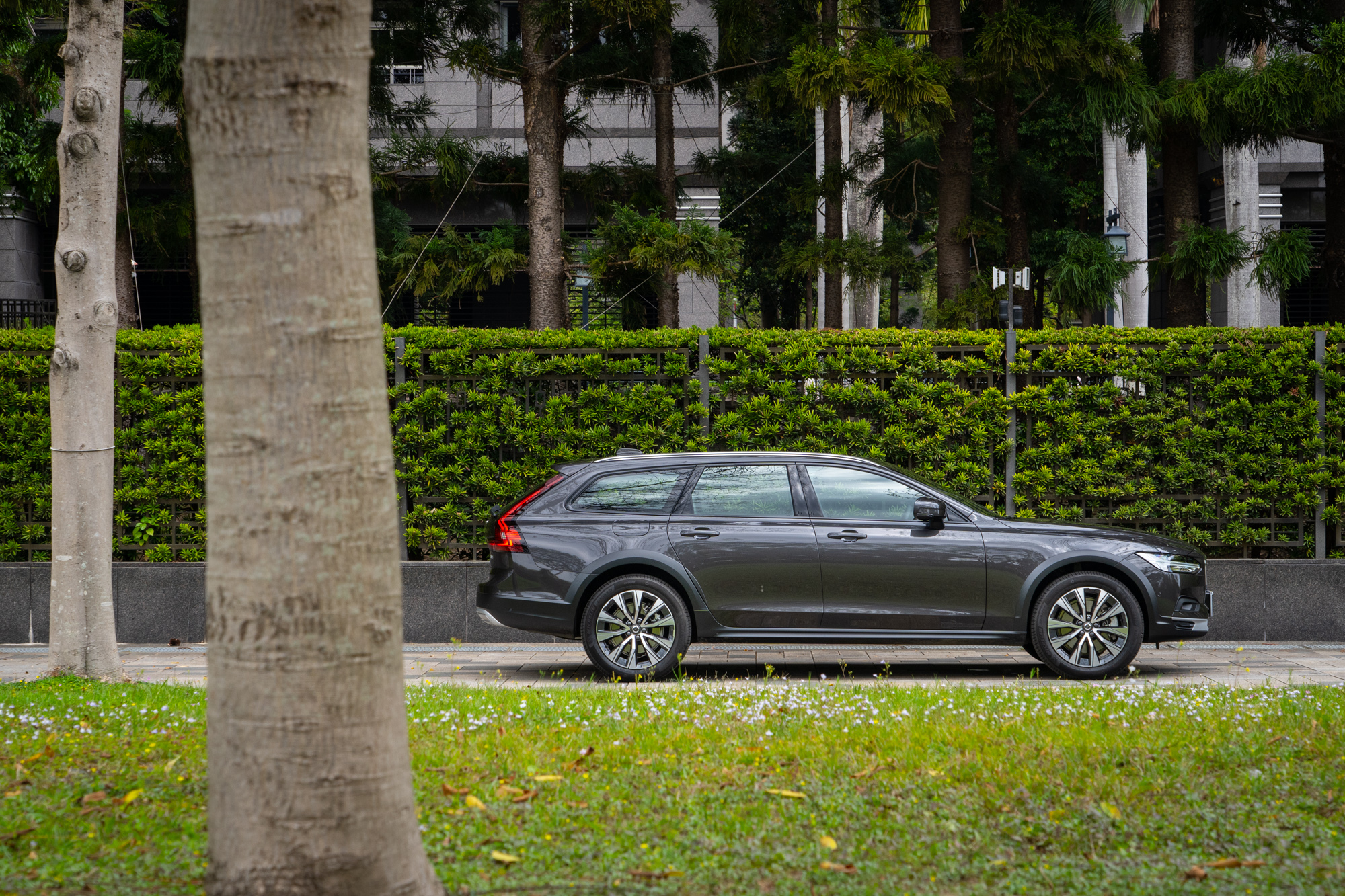 Volvo引領車壇打造市場中罕見的跨界旅行車，同步結合休旅車的多元適路性，也可兼具房車/旅行車的操控與操駕特質。