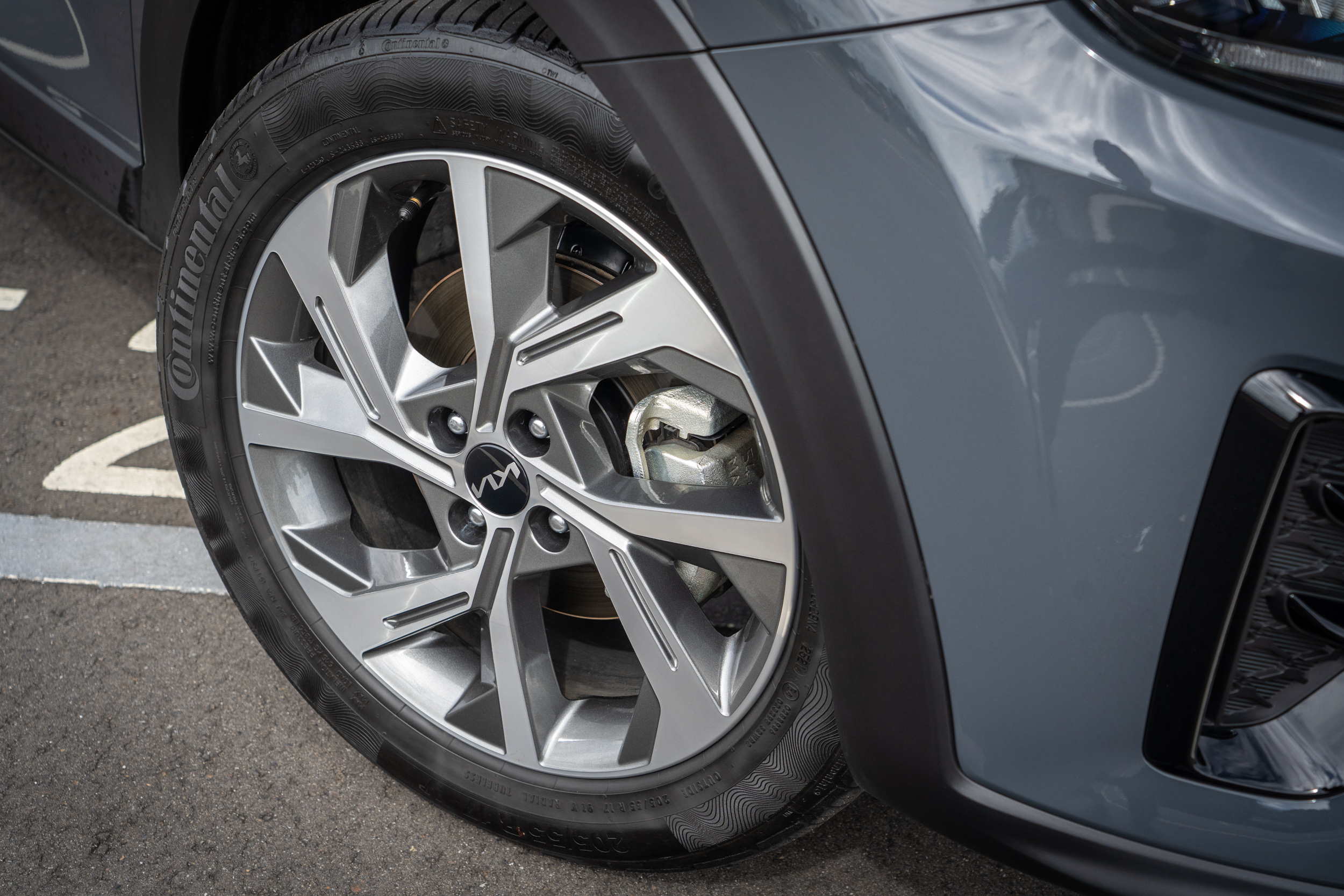 Stonic 車系只有 1.0T 智慧油電 GT-line 車型搭配 17 吋輪圈。