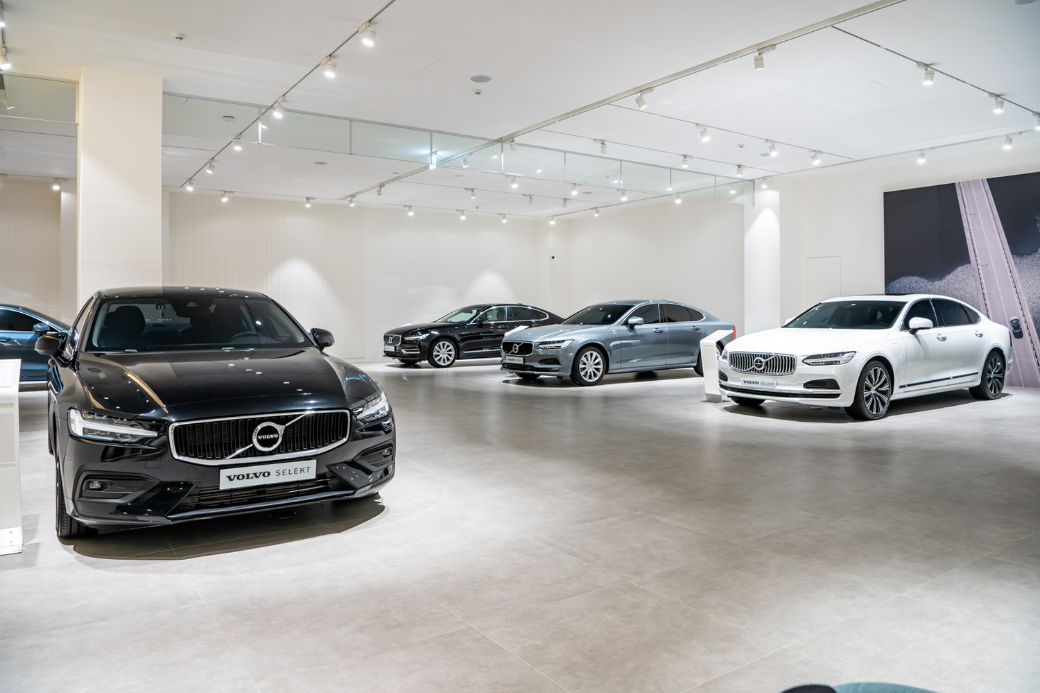 三樓空間為 VOLVO SELEKT 專區,可同時展示 6 部 SELEKT 車款,提供買家更多元的選擇。