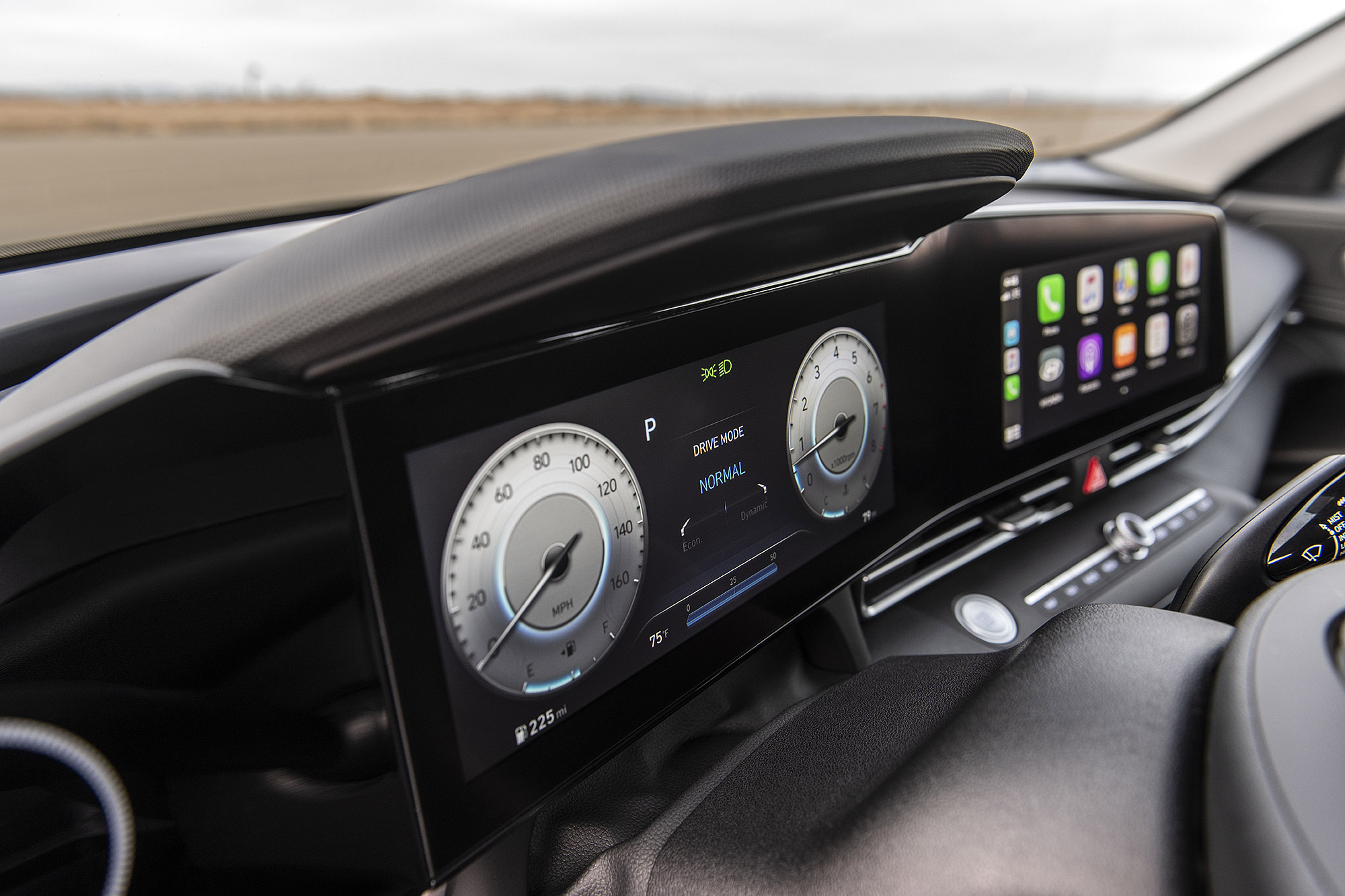 高階車型的儀表板與中控台同步採用 10.25 吋數位螢幕組成。