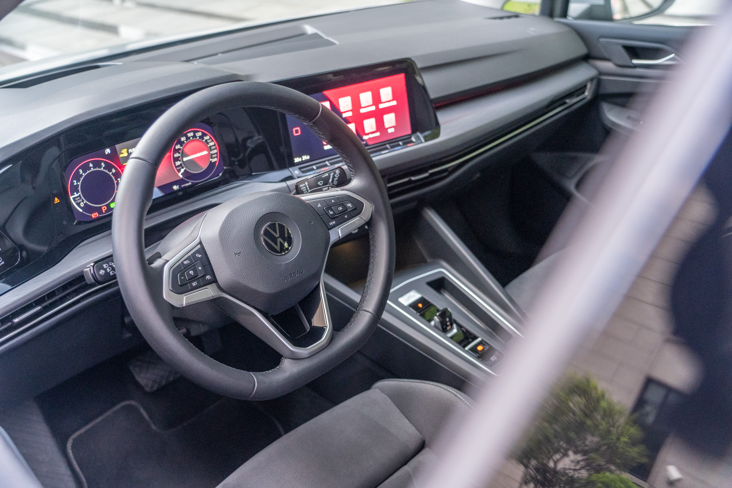 配備三幅式真皮多功能方向盤，R-Line 車型的方向盤更有觸控功能。