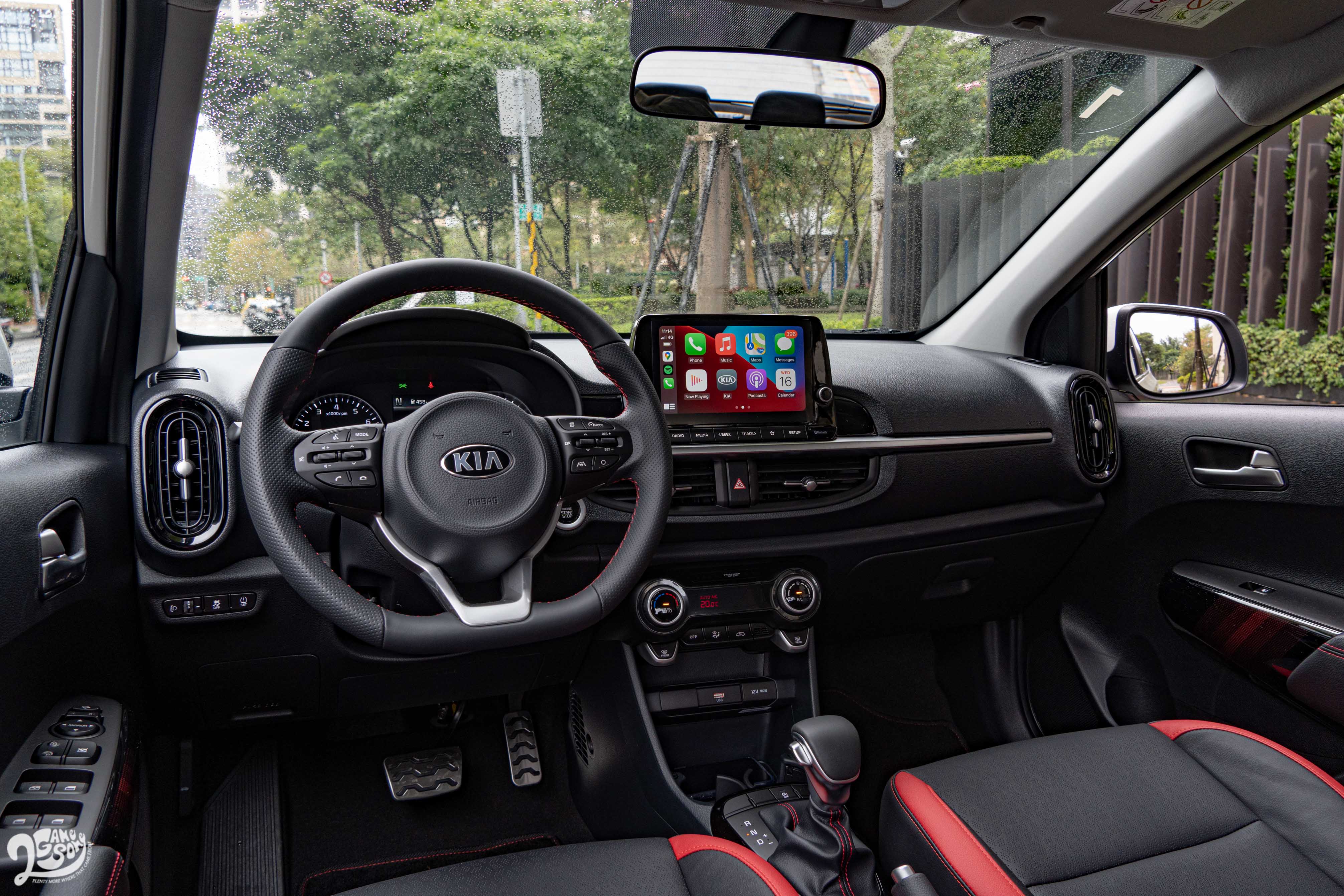 GT-Line 車型內裝採用黑紅配置,駕駛常觸碰到的皮質方向盤、透氣皮椅,乃至於空調旋鈕的軟質橡膠環,都不會給人廉價感。