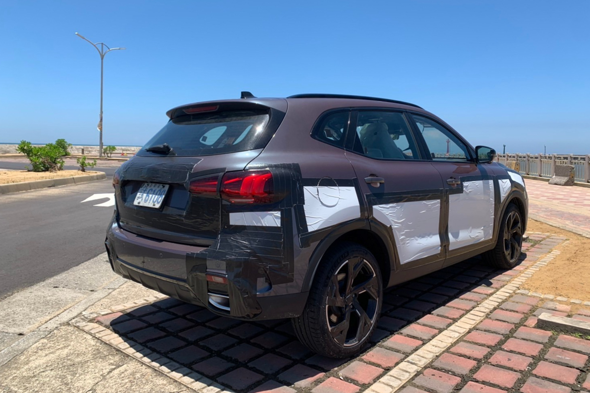 從照片上兩側皆有能源補充外蓋,猜測應為 PHEV 車型。